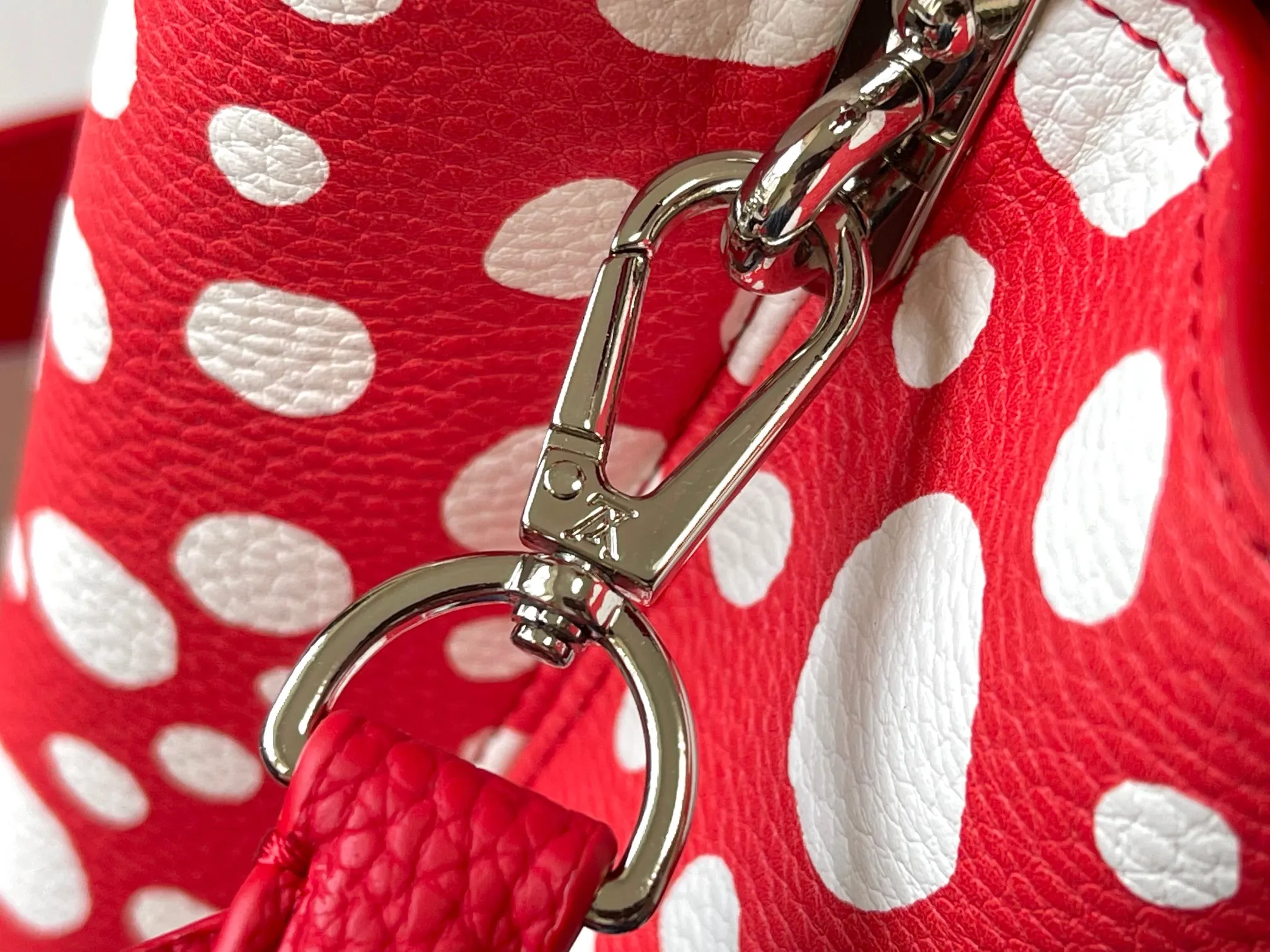 Upgraded version P460 M21665 This LV x YK Capucines medium handbag comes from the Louis Vuitton x Yayoi Kusama collaboration series. The renowned Japanese artist has been obsessed with polka dots as a symbol of infinity since childhood, and finds a dazzling expression in supple Taurillon leather decorated with 3D hand-painted polka dot prints. Detailed features 31.5 x 20 x 11 cm (length x height x width)