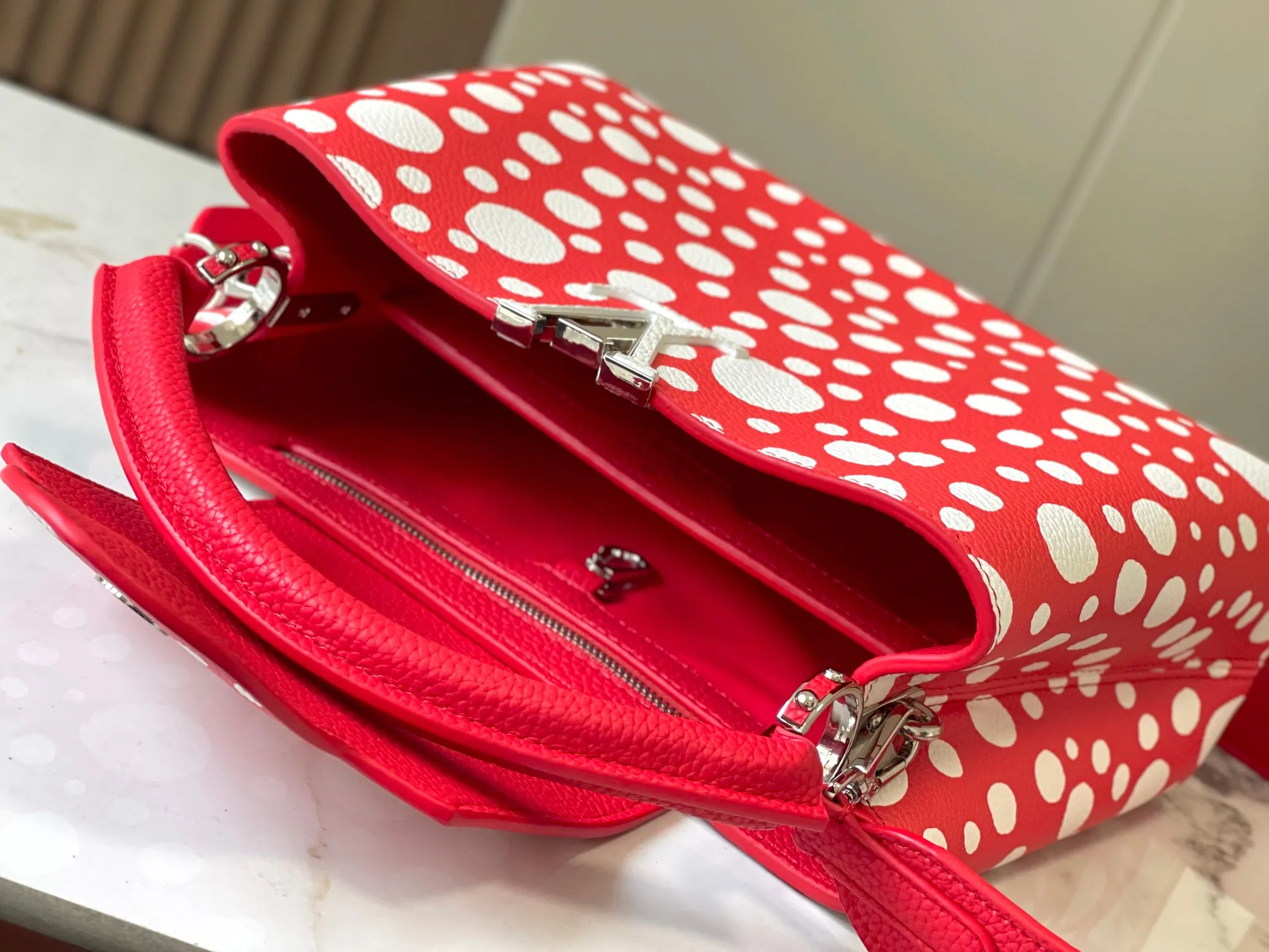 Upgraded version P460 M21665 This LV x YK Capucines medium handbag comes from the Louis Vuitton x Yayoi Kusama collaboration series. The renowned Japanese artist has been obsessed with polka dots as a symbol of infinity since childhood, and finds a dazzling expression in supple Taurillon leather decorated with 3D hand-painted polka dot prints. Detailed features 31.5 x 20 x 11 cm (length x height x width)