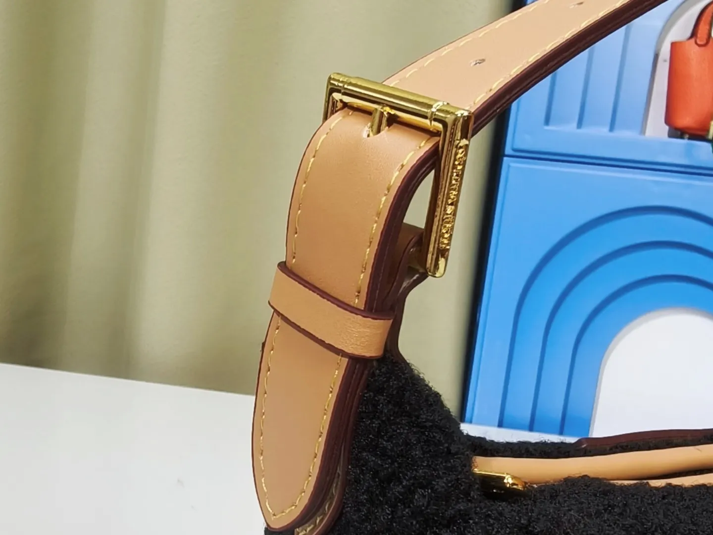 💰200💰The upgraded original M11920 LV Ski series Hills Pochette clutch is embellished with dazzling metal parts, injecting dynamic vitality into the ski vacation. Made from shearling in a soft Monogram pattern, it can be worn over the shoulder or by hand. Dimensions: 18.5 x 11.0 x 6.5 cm (length x height x width)
