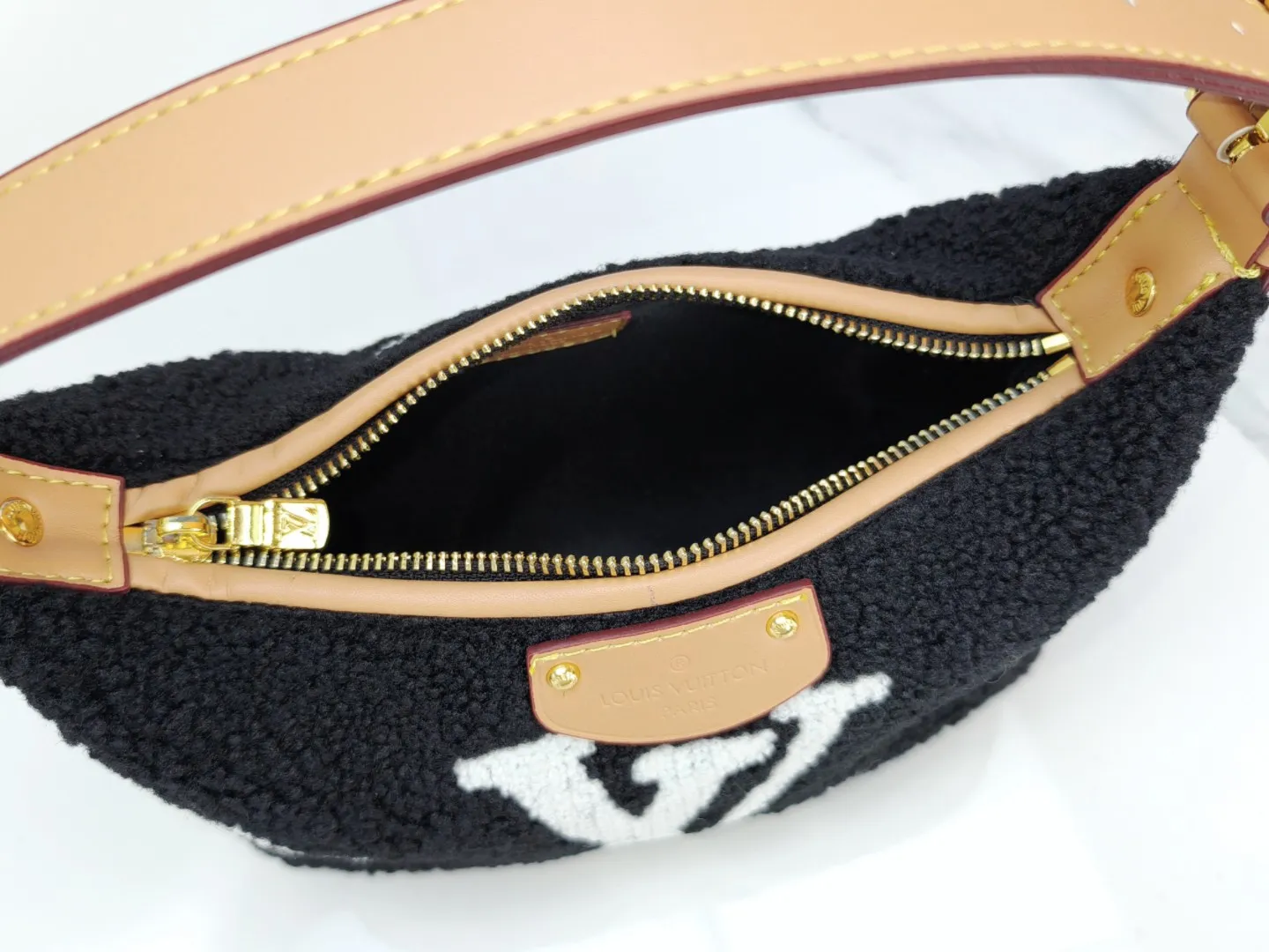 💰200💰The upgraded original M11920 LV Ski series Hills Pochette clutch is embellished with dazzling metal parts, injecting dynamic vitality into the ski vacation. Made from shearling in a soft Monogram pattern, it can be worn over the shoulder or by hand. Dimensions: 18.5 x 11.0 x 6.5 cm (length x height x width)