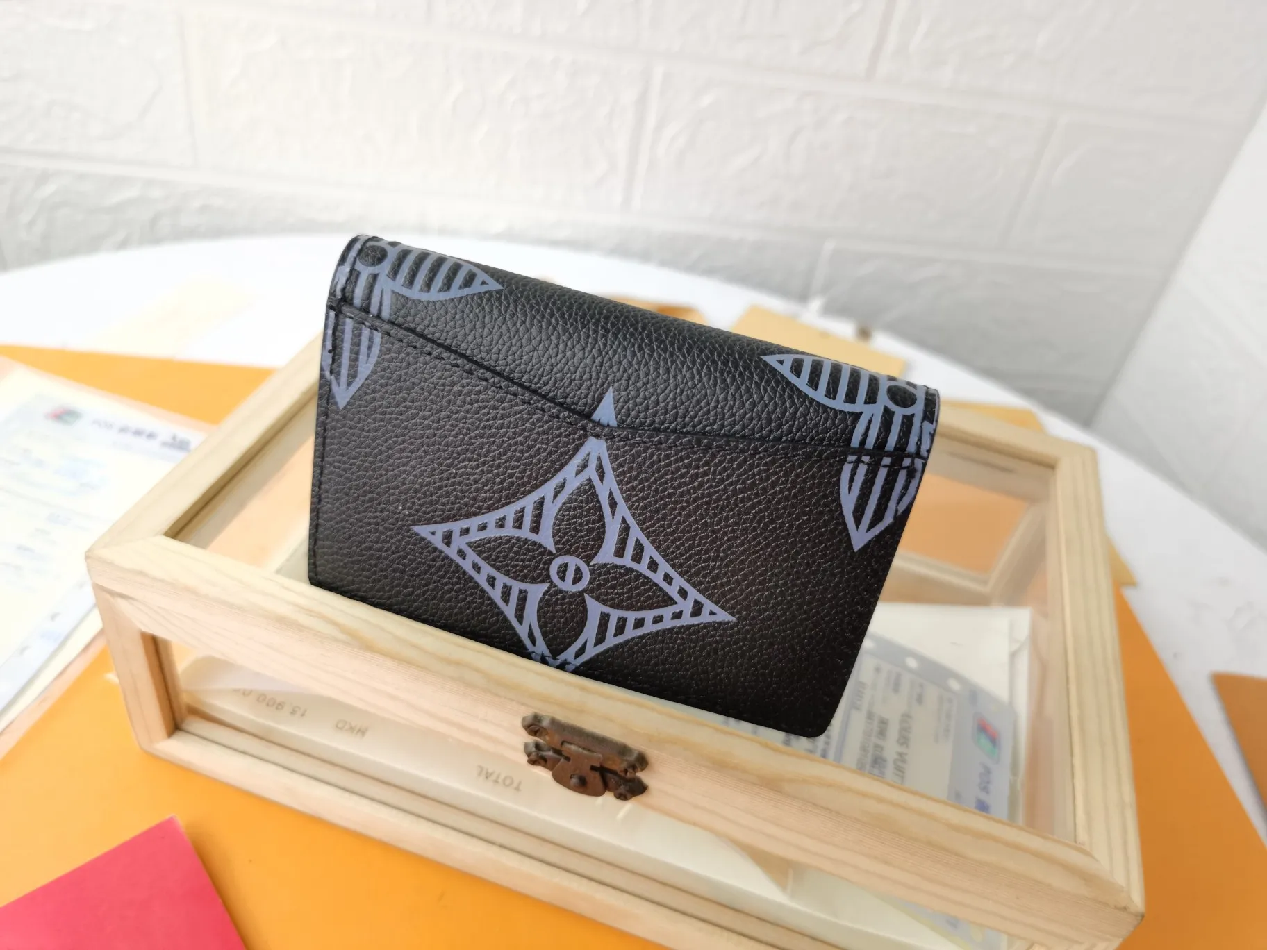 P110💰Top original version💎【Real shot, own background】M63144 stripe and print Louis Vuitton pocket wallet made of black Monogram Shadow calfskin, an elegant choice for carrying daily items. The Monogram Shadow leather with classic Monogram embossing is soft in texture, compact in size and simple in appearance. It has several pockets and credit card slots inside. Size: 8×11×1cm