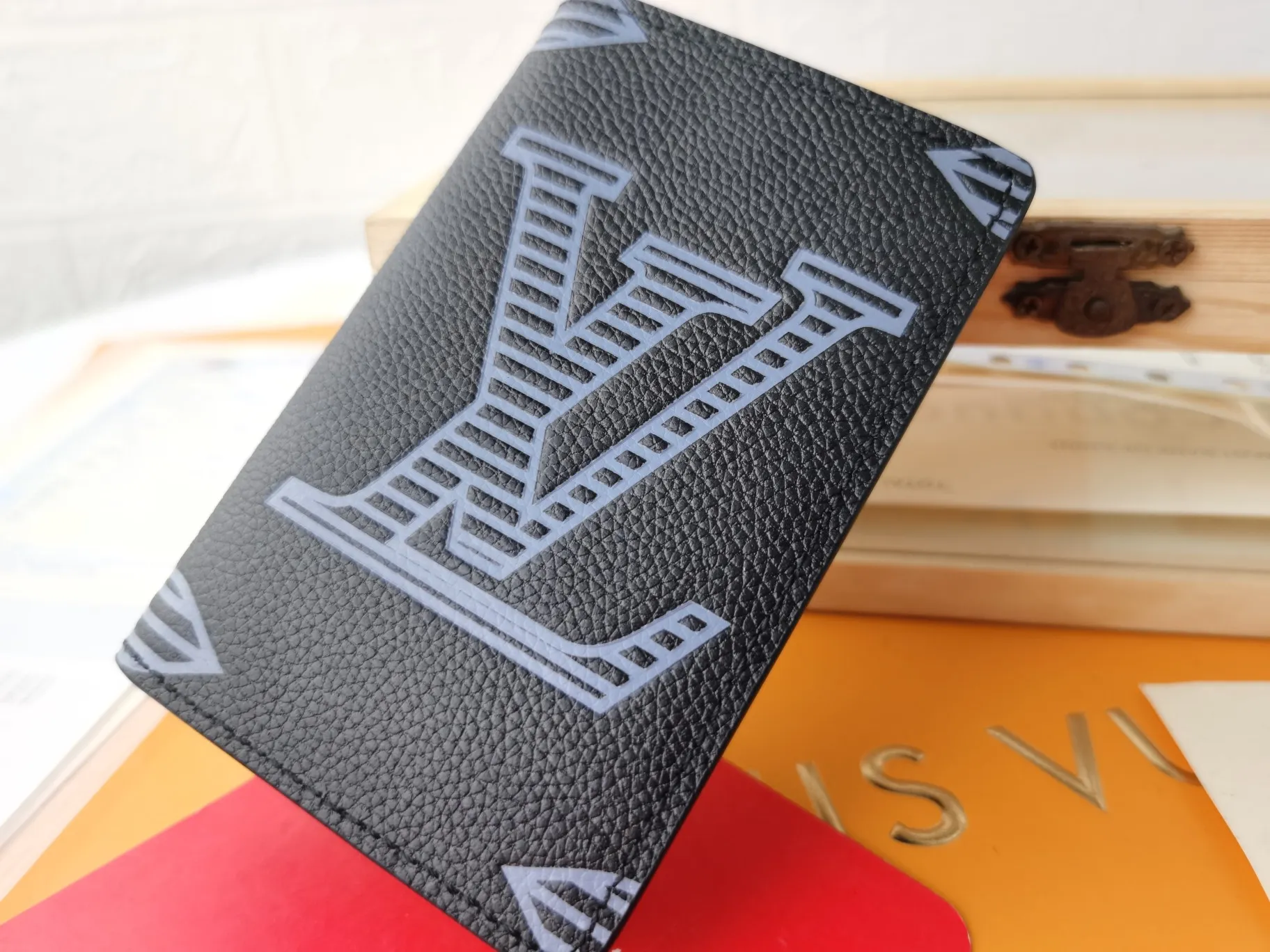 P110💰Top original version💎【Real shot, own background】M63144 stripe and print Louis Vuitton pocket wallet made of black Monogram Shadow calfskin, an elegant choice for carrying daily items. The Monogram Shadow leather with classic Monogram embossing is soft in texture, compact in size and simple in appearance. It has several pockets and credit card slots inside. Size: 8×11×1cm