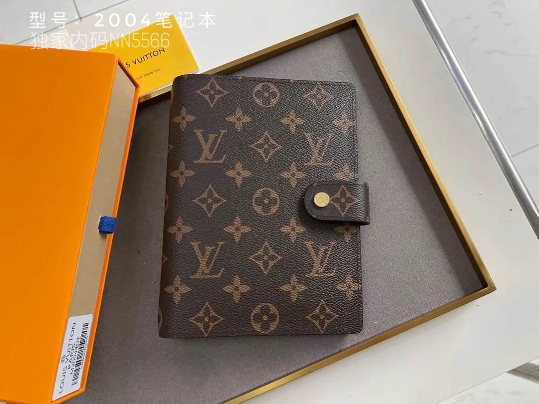 💰140 Top Original 💎 Latest Date 📅 Notepad This small notepad cover is made of Monogram canvas and can hold three credit cards. It can also be used as an address book, notebook or calendar. Epi leather is delicately embossed with LV initials and is lined with intertwined textured leather - Push-button closure - Six-ring binder with three rings in a set, six credit card slots and two internal compartments - Notepad insert available separately. Model: 2004 Size: 14x18cm
