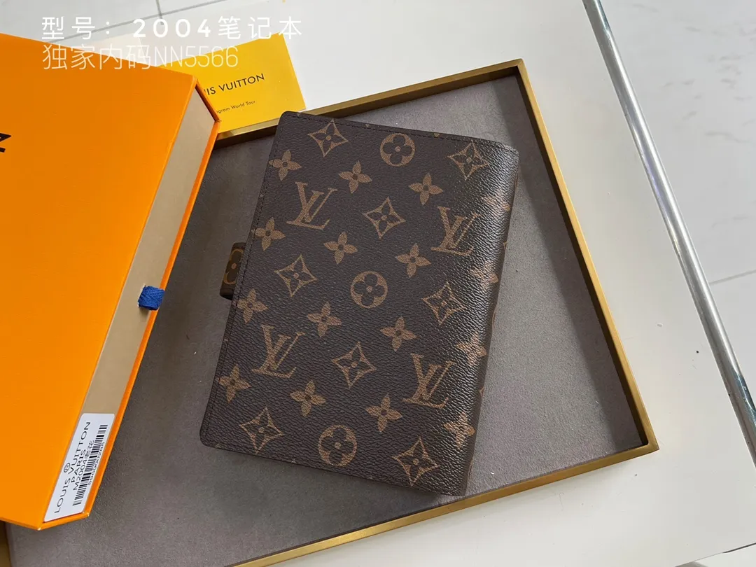 💰140 Top Original 💎 Latest Date 📅 Notepad This small notepad cover is made of Monogram canvas and can hold three credit cards. It can also be used as an address book, notebook or calendar. Epi leather is delicately embossed with LV initials and is lined with intertwined textured leather - Push-button closure - Six-ring binder with three rings in a set, six credit card slots and two internal compartments - Notepad insert available separately. Model: 2004 Size: 14x18cm