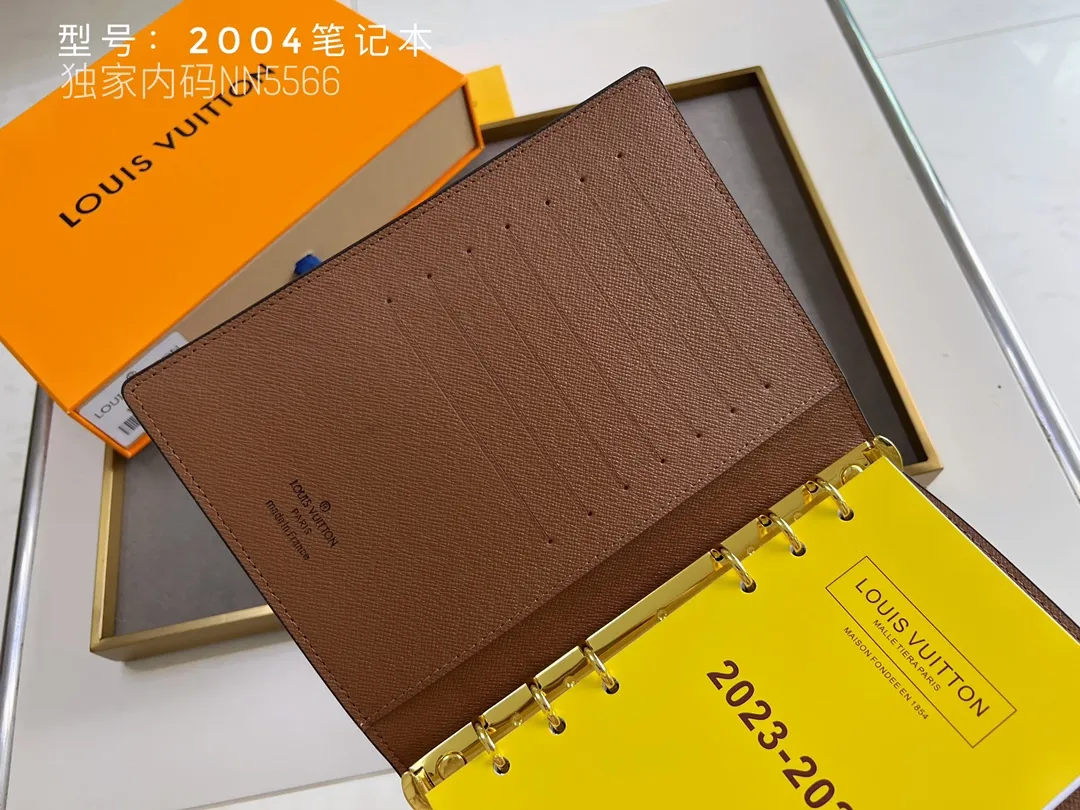 💰140 Top Original 💎 Latest Date 📅 Notepad This small notepad cover is made of Monogram canvas and can hold three credit cards. It can also be used as an address book, notebook or calendar. Epi leather is delicately embossed with LV initials and is lined with intertwined textured leather - Push-button closure - Six-ring binder with three rings in a set, six credit card slots and two internal compartments - Notepad insert available separately. Model: 2004 Size: 14x18cm
