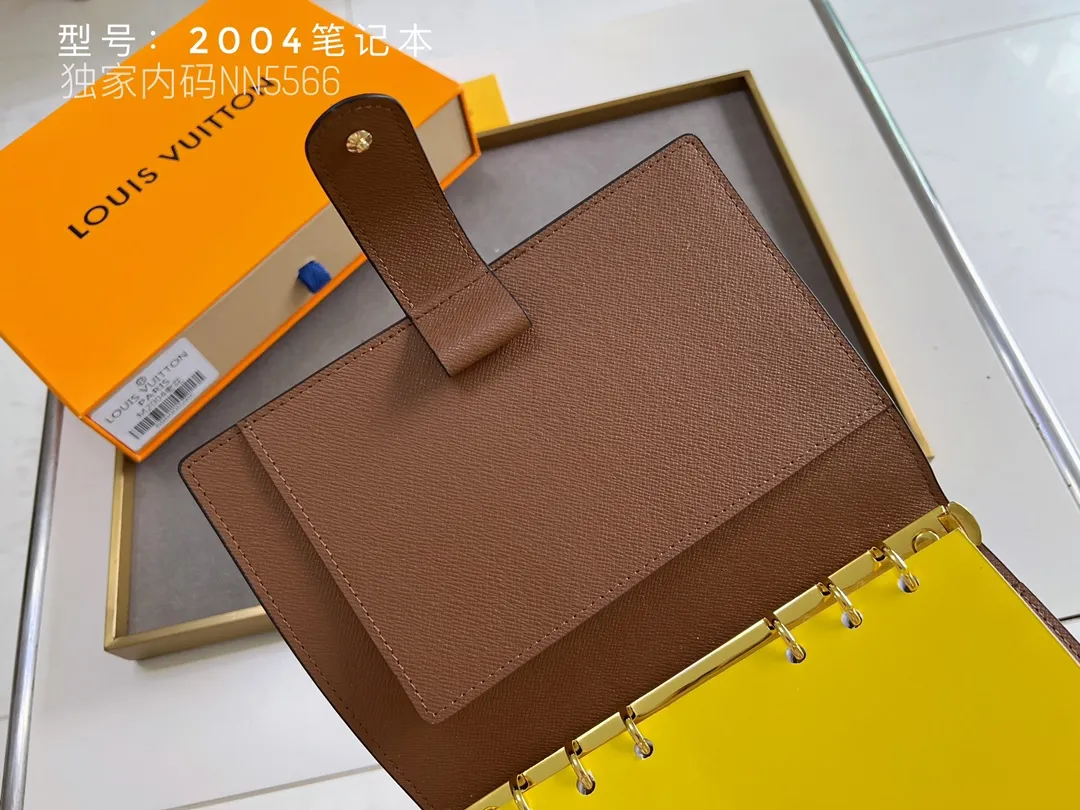 💰140 Top Original 💎 Latest Date 📅 Notepad This small notepad cover is made of Monogram canvas and can hold three credit cards. It can also be used as an address book, notebook or calendar. Epi leather is delicately embossed with LV initials and is lined with intertwined textured leather - Push-button closure - Six-ring binder with three rings in a set, six credit card slots and two internal compartments - Notepad insert available separately. Model: 2004 Size: 14x18cm