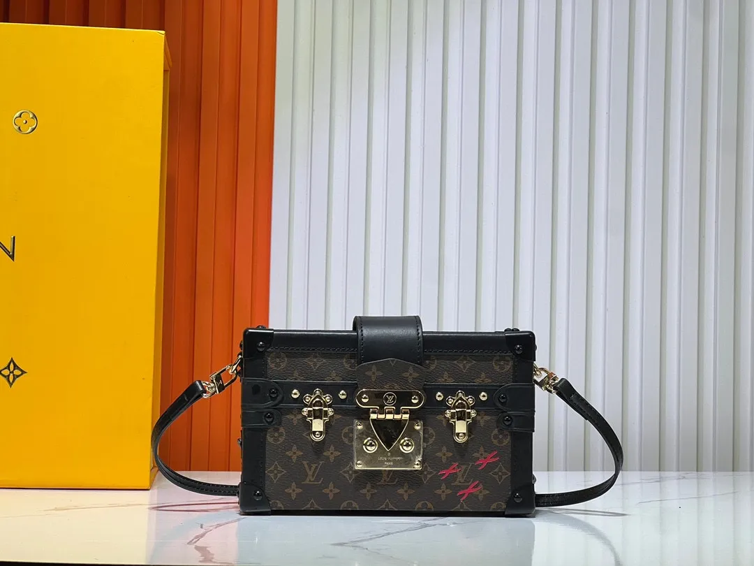 Batch 260💰Upgraded original M86286. This Petite Malle handbag from the 2019 early spring series was jointly created by women's artistic director Nicolas Ghesquière and Grace Coddington. The Catogram decorative design is particularly charming. Made of classic Monogram canvas fabric, equipped with detachable shoulder straps and classic S-shaped buckles, it is elegant and practical.      20.0 x 12.5 x 5.0 cm (length x height x width)