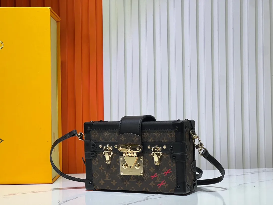 Batch 260💰Upgraded original M86286. This Petite Malle handbag from the 2019 early spring series was jointly created by women's artistic director Nicolas Ghesquière and Grace Coddington. The Catogram decorative design is particularly charming. Made of classic Monogram canvas fabric, equipped with detachable shoulder straps and classic S-shaped buckles, it is elegant and practical.      20.0 x 12.5 x 5.0 cm (length x height x width)