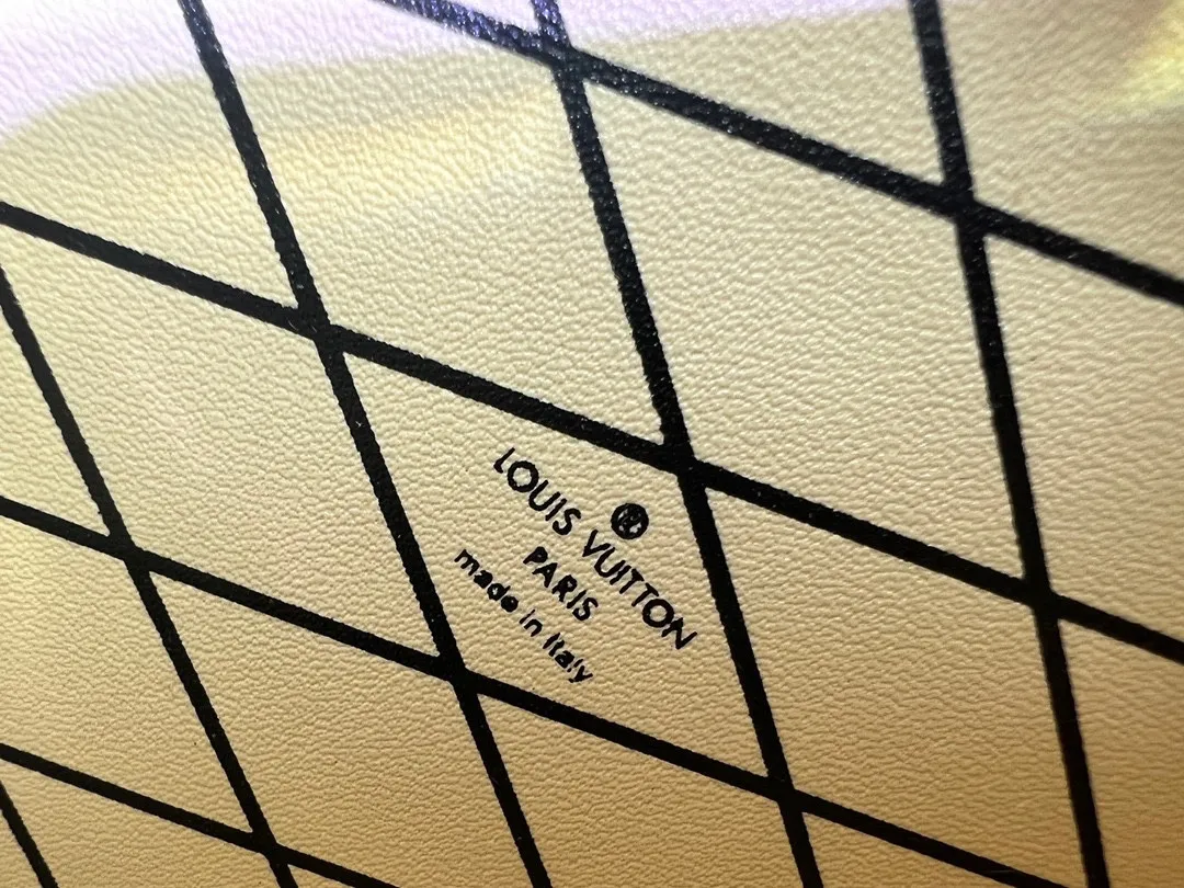 Batch 260💰Upgraded original M86286. This Petite Malle handbag from the 2019 early spring series was jointly created by women's artistic director Nicolas Ghesquière and Grace Coddington. The Catogram decorative design is particularly charming. Made of classic Monogram canvas fabric, equipped with detachable shoulder straps and classic S-shaped buckles, it is elegant and practical.      20.0 x 12.5 x 5.0 cm (length x height x width)
