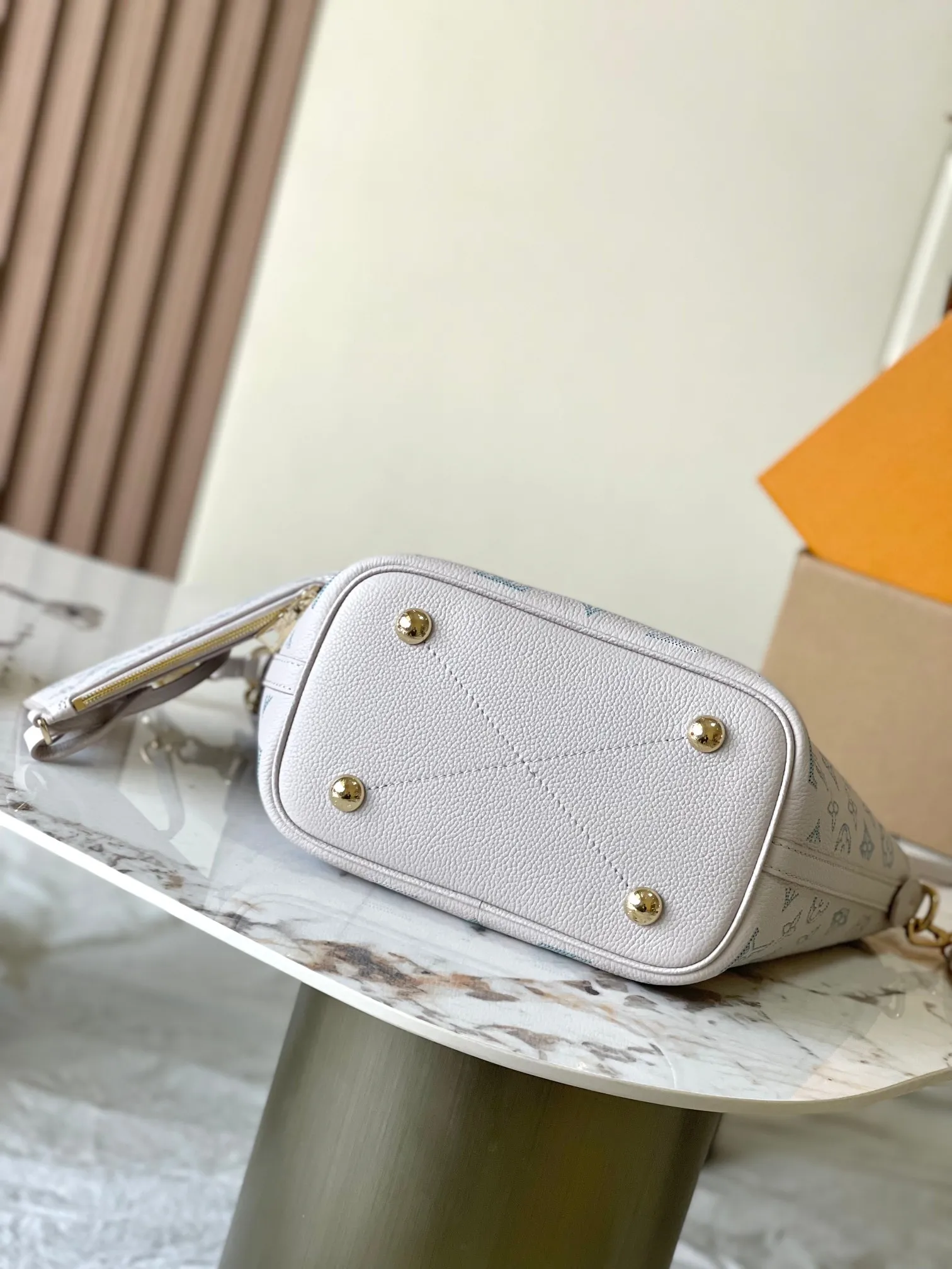 p3000 [Special grade MB chip version original leather] This Bella bucket bag hollow out (gradient) Model: M12088 hollow dynamic chip version Material: A-grade all-steel hardware, imported original fabric Packaging: full set of original duty-free MB packaging Size: 22*14*16