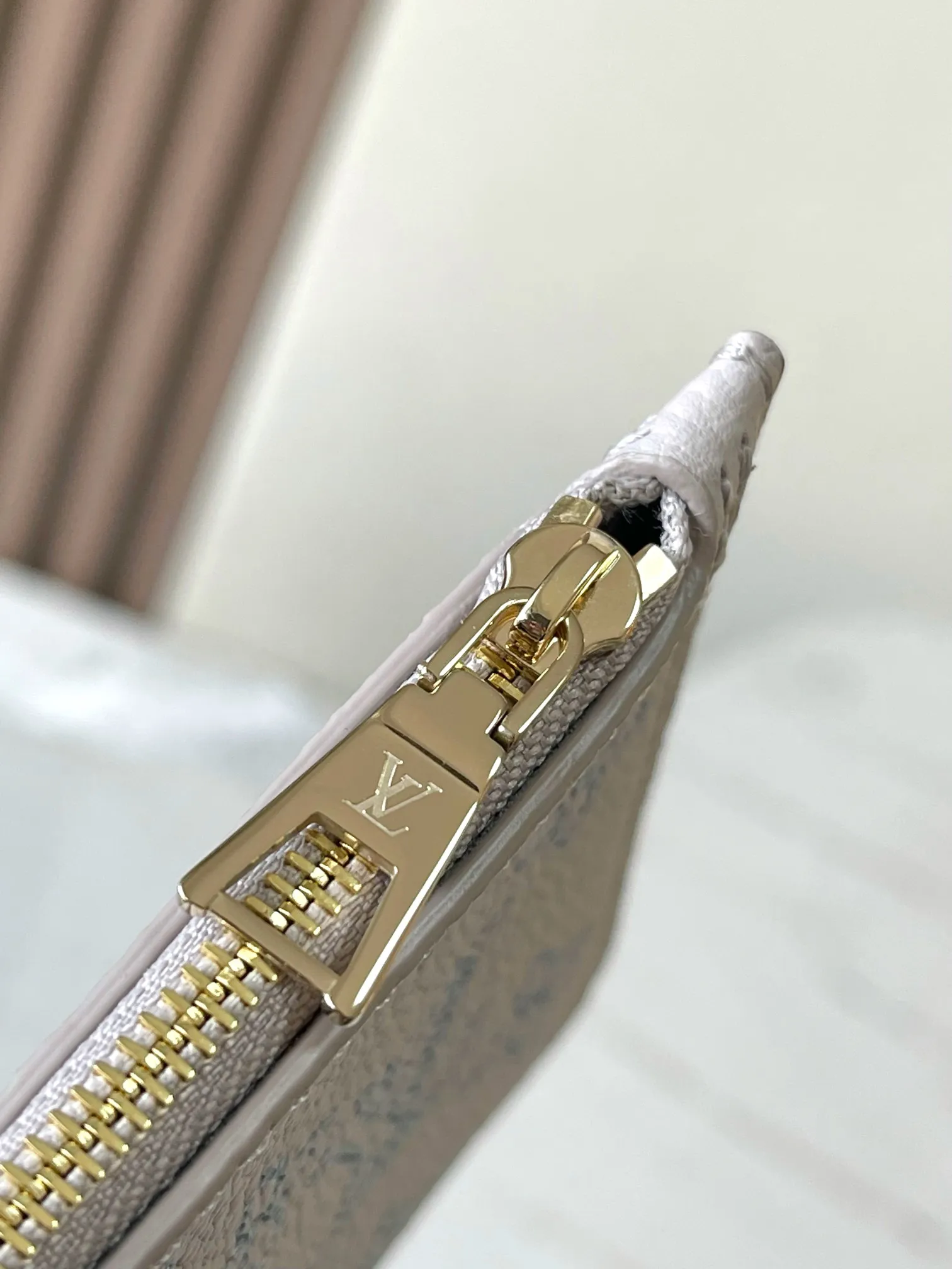 p3000 [Special grade MB chip version original leather] This Bella bucket bag hollow out (gradient) Model: M12088 hollow dynamic chip version Material: A-grade all-steel hardware, imported original fabric Packaging: full set of original duty-free MB packaging Size: 22*14*16