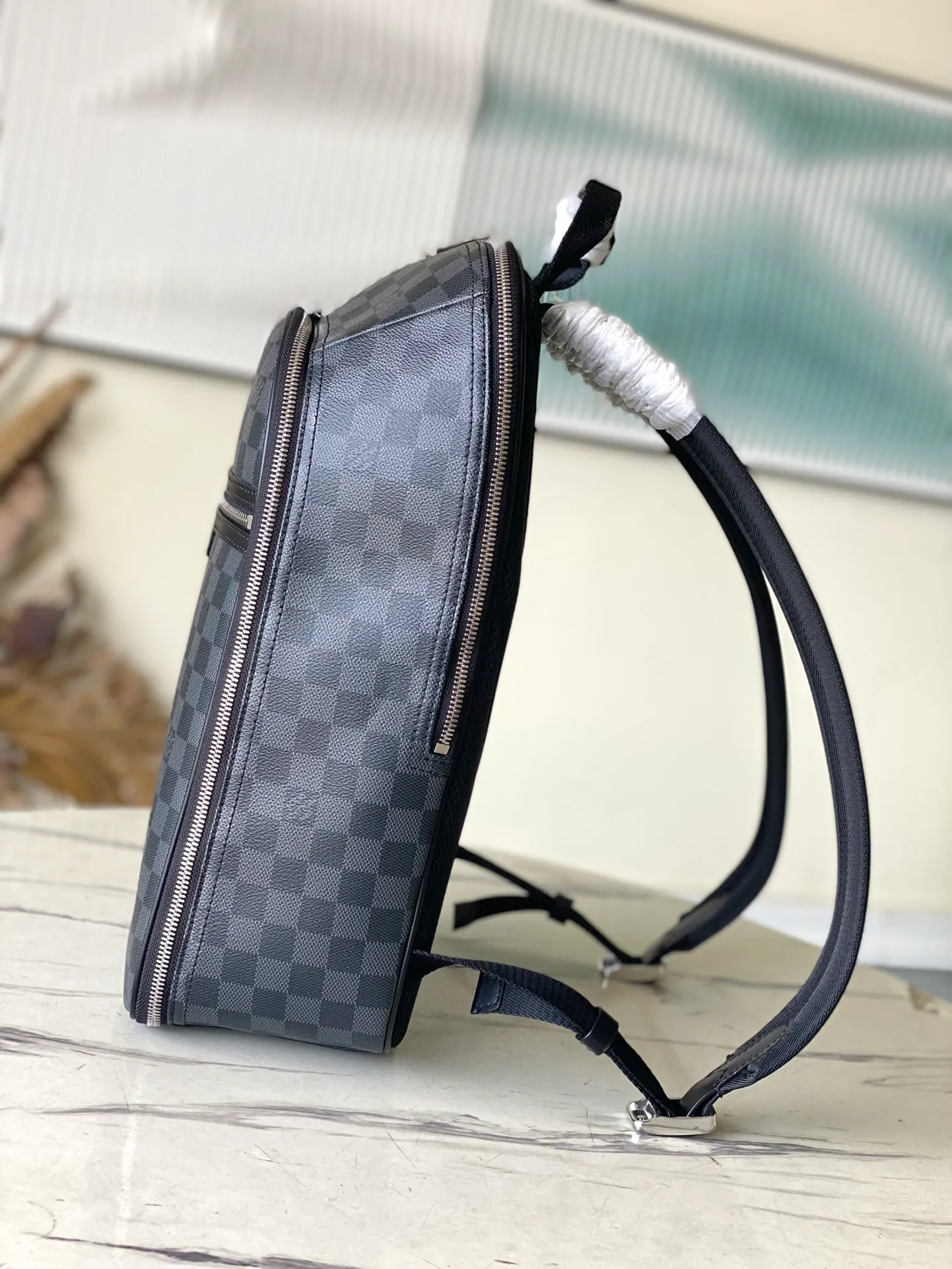 💰1080 Top Original N45279 Black Check This Michael backpack is made of Damier Infini Onyx leather embossed with Damier checkerboard pattern. It has ample space with a laptop compartment, which can easily accommodate daily needs and is suitable for both business and leisure. Dimensions: 29 x 42 x 13 cm
