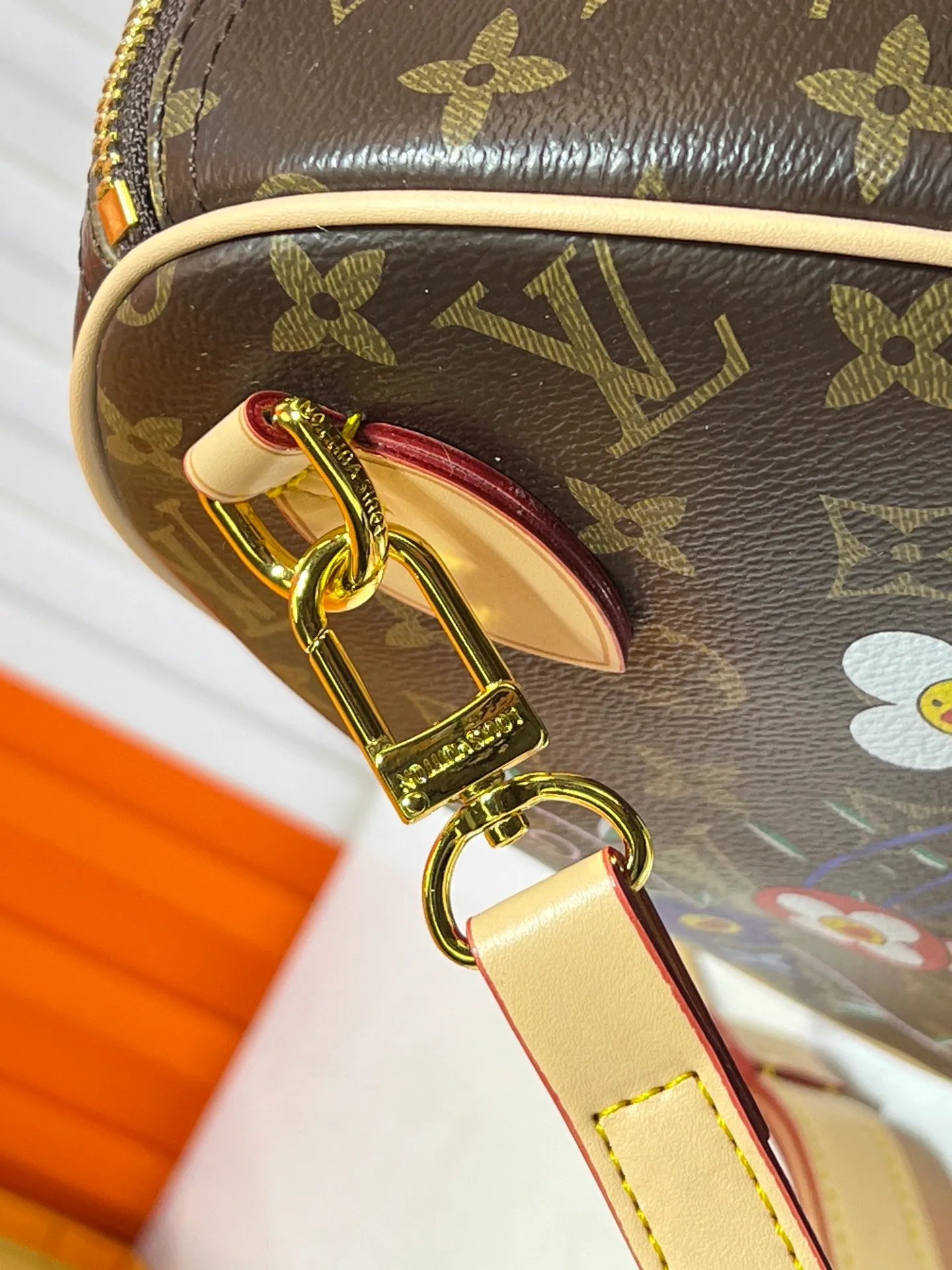 Batch 320💰M45957.M58953 M40391 This Speedy Bandoulière 30 handbag is made of Monogram canvas, cow leather trim and fabric lining. It continues the classic design of Louis Vuitton Speedy travel bag in a compact size. It is equipped with rolled leather handles and a detachable and adjustable fabric shoulder strap embellished with brand logo texture. Detailed features Dimensions: 30X21X17cm (length x height x width)