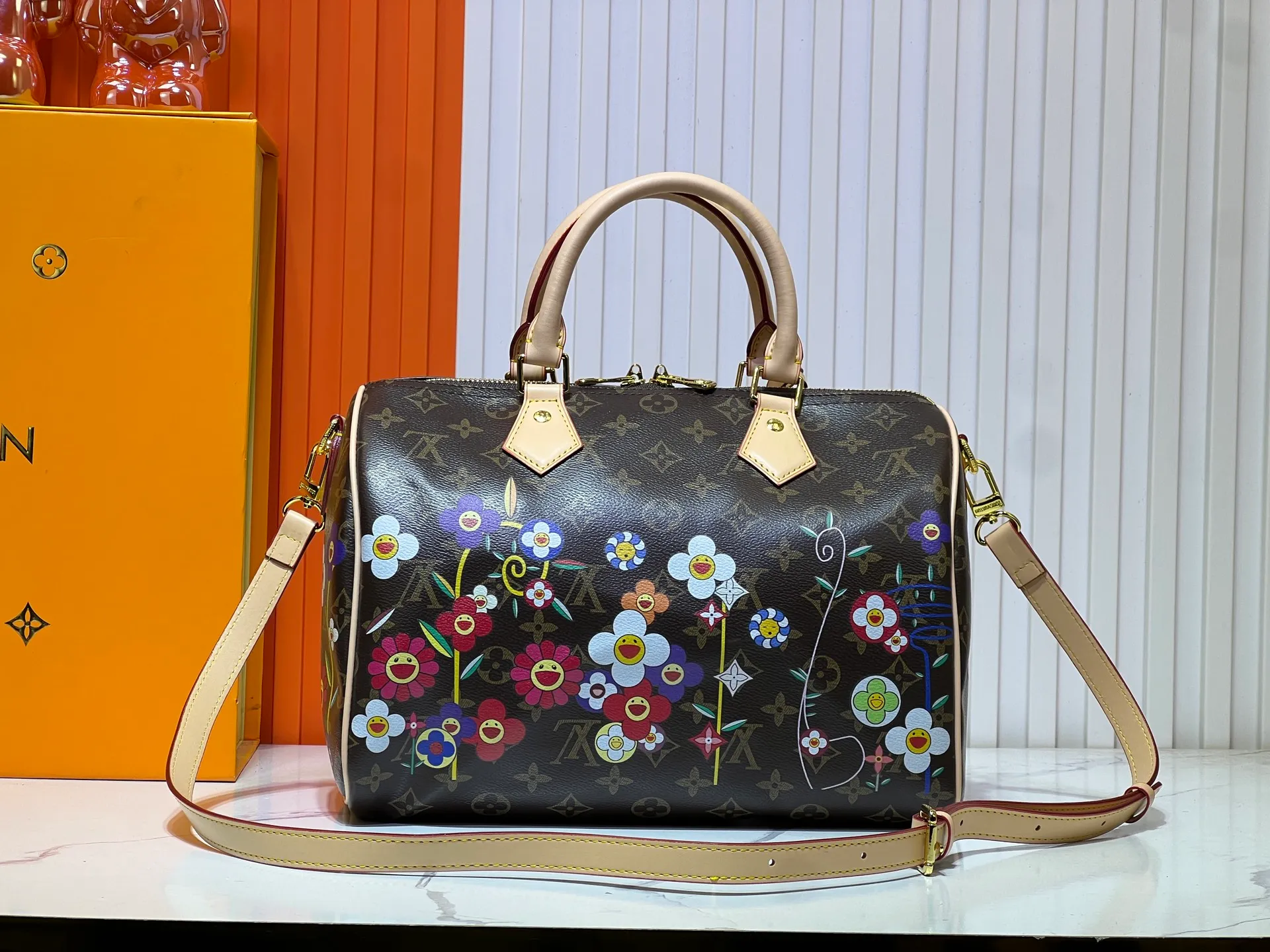 Batch 320💰M45957.M58953 M40391 This Speedy Bandoulière 30 handbag is made of Monogram canvas, cow leather trim and fabric lining. It continues the classic design of Louis Vuitton Speedy travel bag in a compact size. It is equipped with rolled leather handles and a detachable and adjustable fabric shoulder strap embellished with brand logo texture. Detailed features Dimensions: 30X21X17cm (length x height x width)