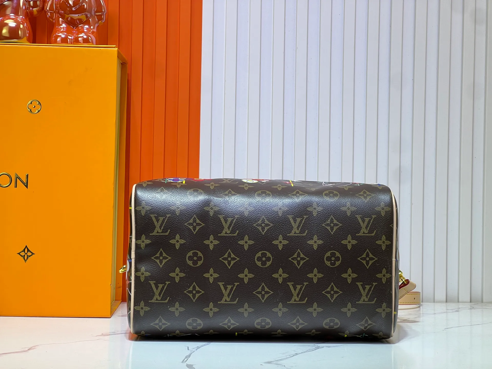 Batch 320💰M45957.M58953 M40391 This Speedy Bandoulière 30 handbag is made of Monogram canvas, cow leather trim and fabric lining. It continues the classic design of Louis Vuitton Speedy travel bag in a compact size. It is equipped with rolled leather handles and a detachable and adjustable fabric shoulder strap embellished with brand logo texture. Detailed features Dimensions: 30X21X17cm (length x height x width)