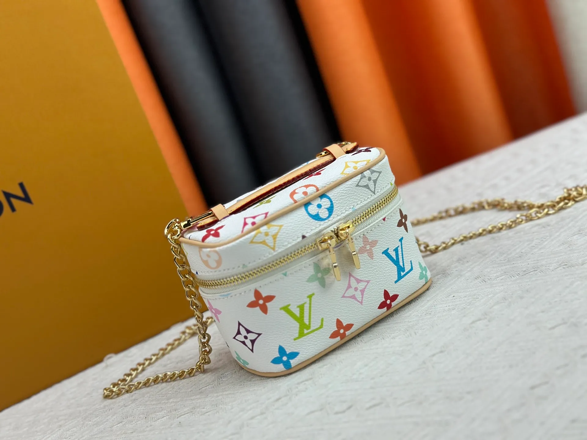 P220 Upgraded original M13747 M44495 M42265 M44936 M42263 lv Murakami Nice mini Nano cosmetic bag with Monogram printing and 33 colorful colors. In 2025, Murakami and LV jointly launched the white tricolor and black tricolor twelve pieces, which are very popular around the world and are loved by celebrities and celebrities. Dimensions: 14 x 10.2 x 8.5 (LxHxW)