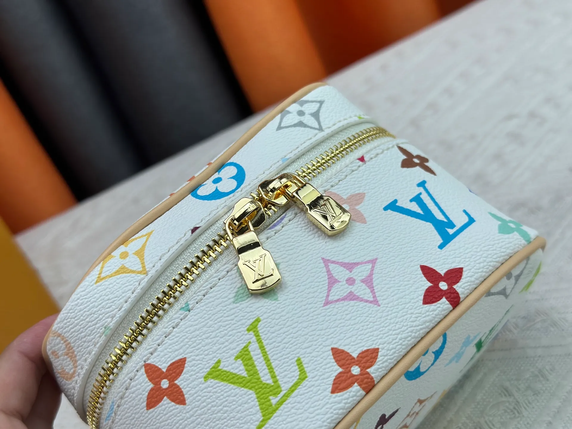 P220 Upgraded original M13747 M44495 M42265 M44936 M42263 lv Murakami Nice mini Nano cosmetic bag with Monogram printing and 33 colorful colors. In 2025, Murakami and LV jointly launched the white tricolor and black tricolor twelve pieces, which are very popular around the world and are loved by celebrities and celebrities. Dimensions: 14 x 10.2 x 8.5 (LxHxW)