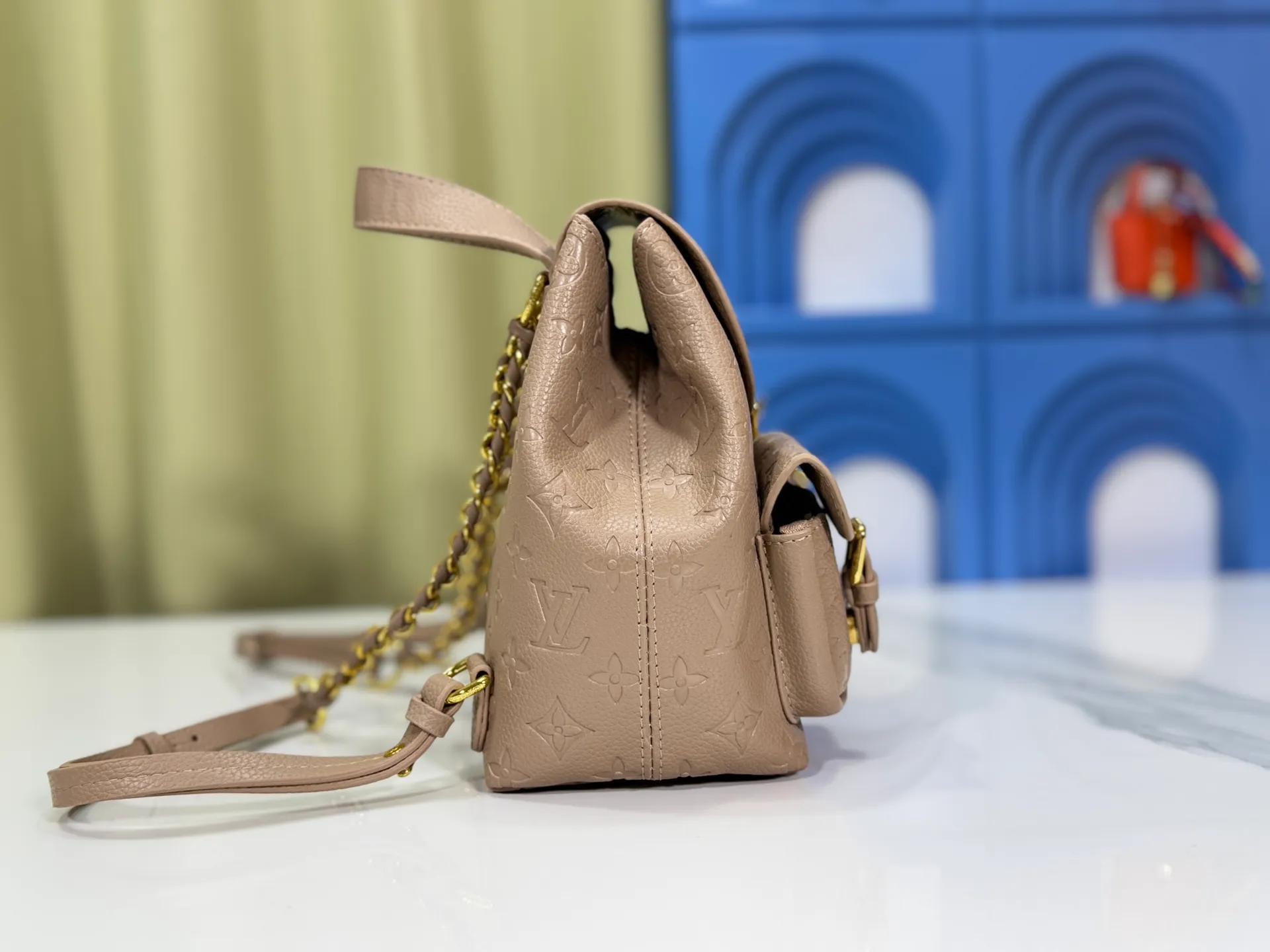 P260 Upgraded original M12987 M47074 M47072 M47106 This Backup backpack reinterprets the fresh tones of the LV Milky Way series with soft touches, using Monogram Empreinte leather with elegant metal hardware. Multiple pockets designed to easily store large wallets and travel essentials. Dimensions: 20.0 x 22.0 x 14.0 cm (length x height x width)
