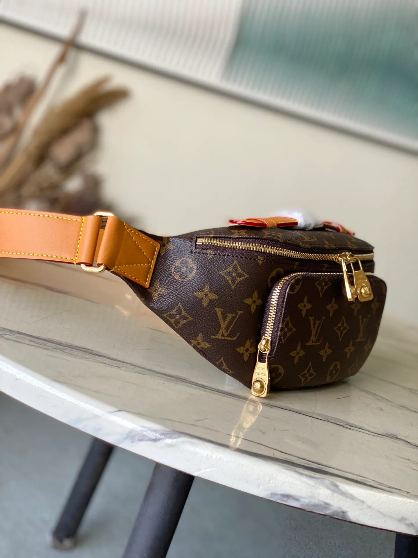 💰1040 (top layer leather) top original order M14019 This Rush waist bag is made of soft Monogram canvas, combining functional considerations with trendy style. A beaded zipper pull opens the zippered front pocket to securely store your phone, keys and cards. A zippered main compartment provides shelter for daily essentials, while an adjustable strap and top leather handle add carrying options. Dimensions: 30 × 15 × 8 cm