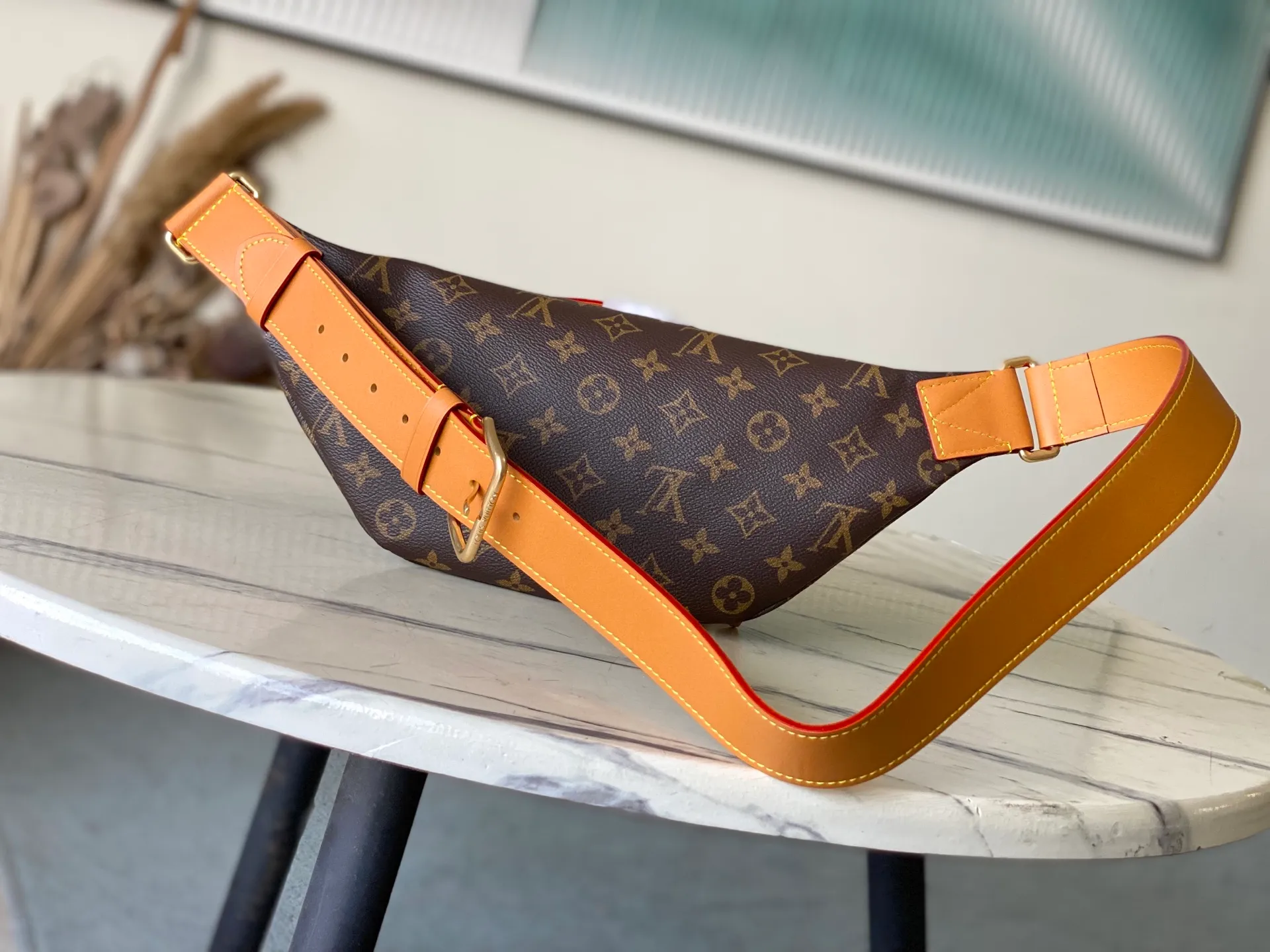 💰1040 (top layer leather) top original order M14019 This Rush waist bag is made of soft Monogram canvas, combining functional considerations with trendy style. A beaded zipper pull opens the zippered front pocket to securely store your phone, keys and cards. A zippered main compartment provides shelter for daily essentials, while an adjustable strap and top leather handle add carrying options. Dimensions: 30 × 15 × 8 cm