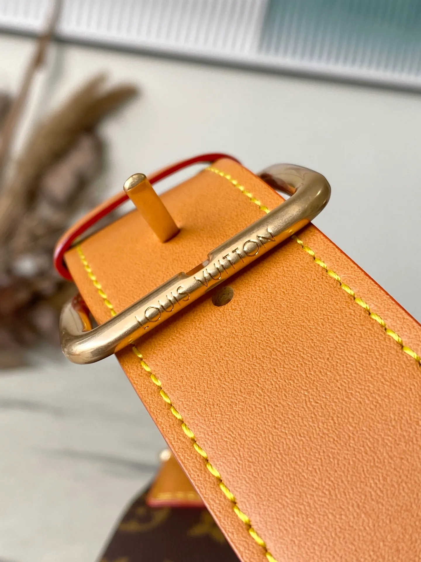 💰1040 (top layer leather) top original order M14019 This Rush waist bag is made of soft Monogram canvas, combining functional considerations with trendy style. A beaded zipper pull opens the zippered front pocket to securely store your phone, keys and cards. A zippered main compartment provides shelter for daily essentials, while an adjustable strap and top leather handle add carrying options. Dimensions: 30 × 15 × 8 cm