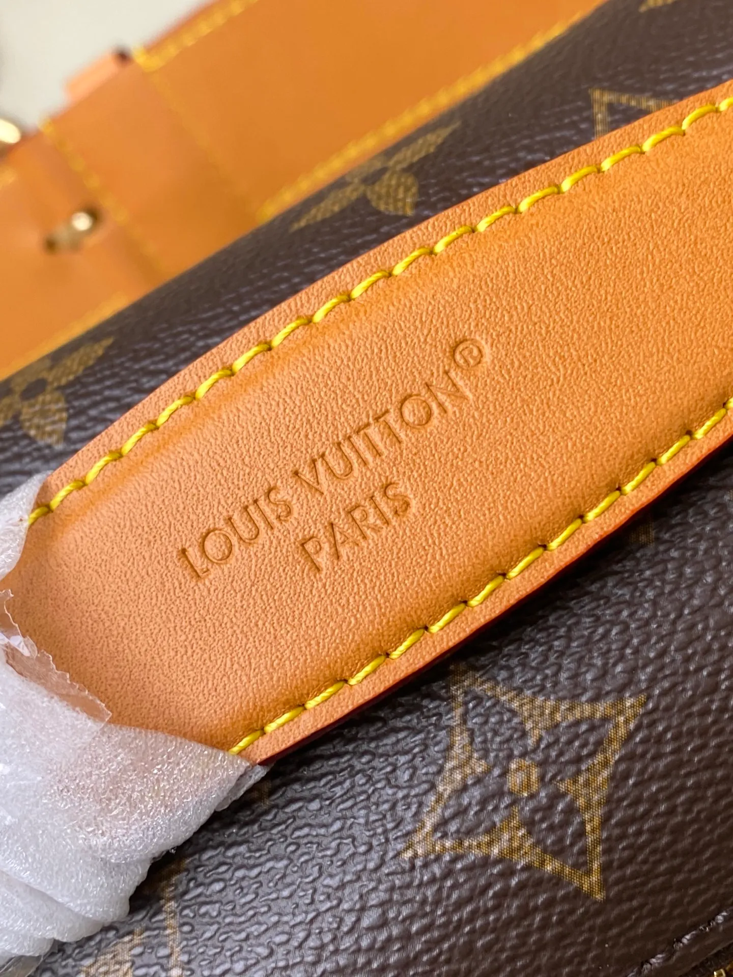 💰1040 (top layer leather) top original order M14019 This Rush waist bag is made of soft Monogram canvas, combining functional considerations with trendy style. A beaded zipper pull opens the zippered front pocket to securely store your phone, keys and cards. A zippered main compartment provides shelter for daily essentials, while an adjustable strap and top leather handle add carrying options. Dimensions: 30 × 15 × 8 cm