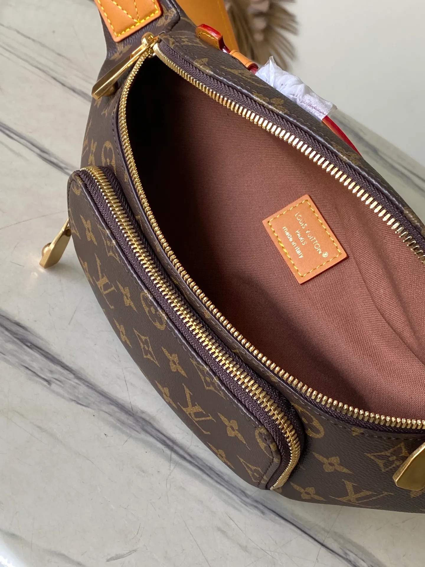💰1040 (top layer leather) top original order M14019 This Rush waist bag is made of soft Monogram canvas, combining functional considerations with trendy style. A beaded zipper pull opens the zippered front pocket to securely store your phone, keys and cards. A zippered main compartment provides shelter for daily essentials, while an adjustable strap and top leather handle add carrying options. Dimensions: 30 × 15 × 8 cm