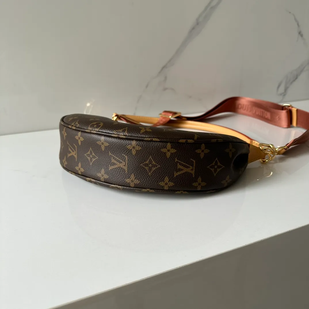 💰940 The top original Loop Hobo handbag M12939 combines Monogram coated canvas and Monogram Reverse coated canvas, with leather corners to define the trendy half-moon silhouette. Both detachable handles and adjustable shoulder strap allow for a variety of carrying options. Dimensions: 22 x 9 x 33 cm (H x W x Length)