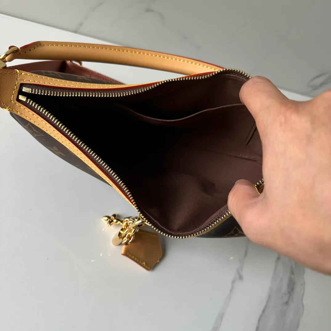 💰940 The top original Loop Hobo handbag M12939 combines Monogram coated canvas and Monogram Reverse coated canvas, with leather corners to define the trendy half-moon silhouette. Both detachable handles and adjustable shoulder strap allow for a variety of carrying options. Dimensions: 22 x 9 x 33 cm (H x W x Length)