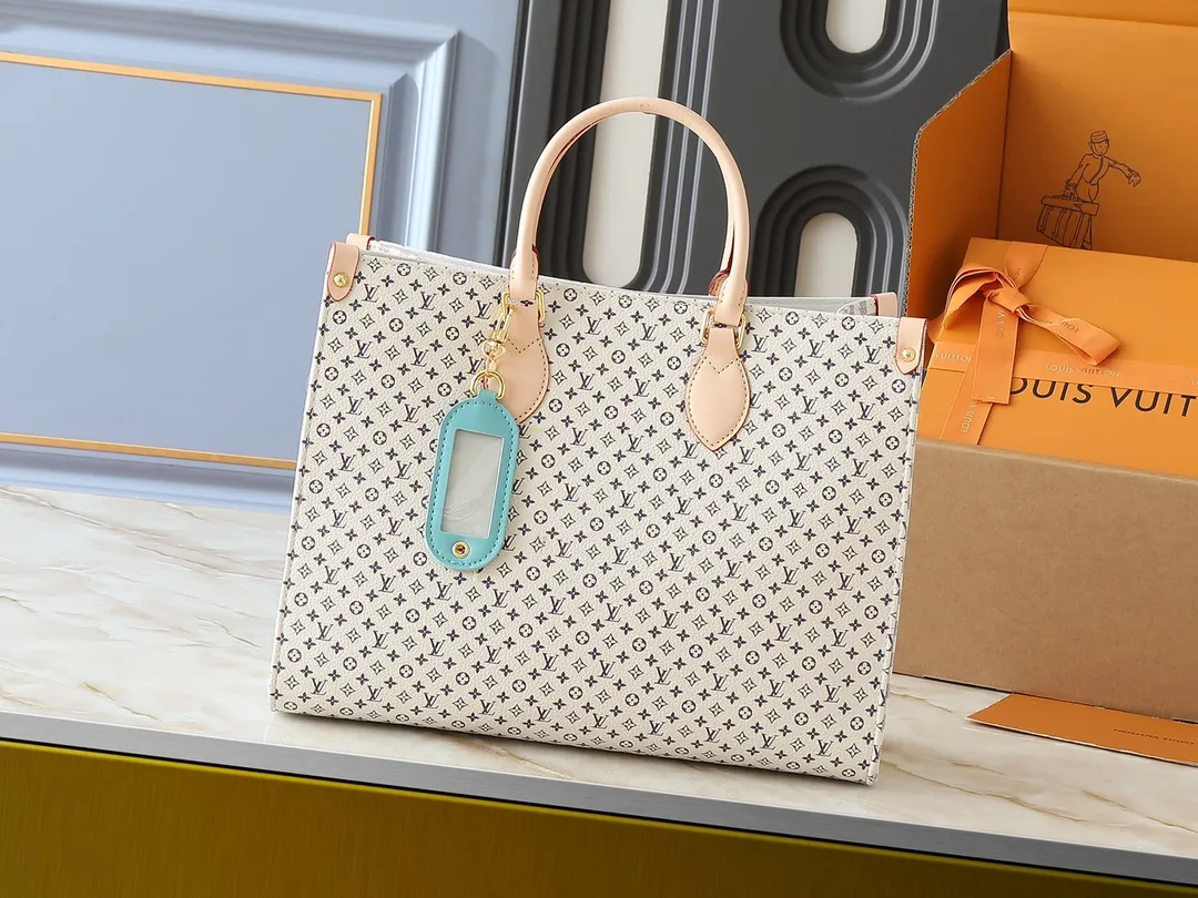 💰260💰Upgraded from the original M13158 M45039 M45321 M44571 This Onthego medium handbag is decorated with classic Monogram canvas and Monogram Reverse canvas on both sides, presenting completely different styles. Toron's dual handles and shoulder strap allow for a variety of carrying options. Dimensions: 34.0 x 26.0 x 13.0 cm (length x height x width)