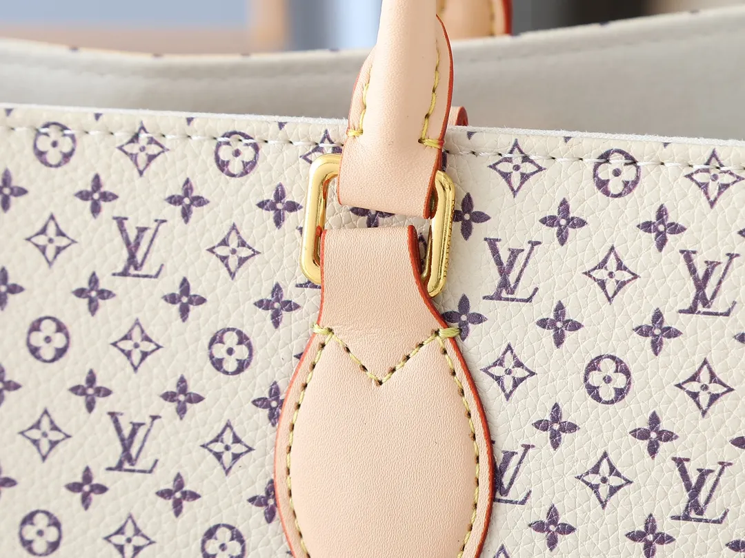 💰260💰Upgraded from the original M13158 M45039 M45321 M44571 This Onthego medium handbag is decorated with classic Monogram canvas and Monogram Reverse canvas on both sides, presenting completely different styles. Toron's dual handles and shoulder strap allow for a variety of carrying options. Dimensions: 34.0 x 26.0 x 13.0 cm (length x height x width)