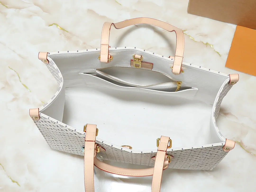 💰260💰Upgraded from the original M13158 M45039 M45321 M44571 This Onthego medium handbag is decorated with classic Monogram canvas and Monogram Reverse canvas on both sides, presenting completely different styles. Toron's dual handles and shoulder strap allow for a variety of carrying options. Dimensions: 34.0 x 26.0 x 13.0 cm (length x height x width)