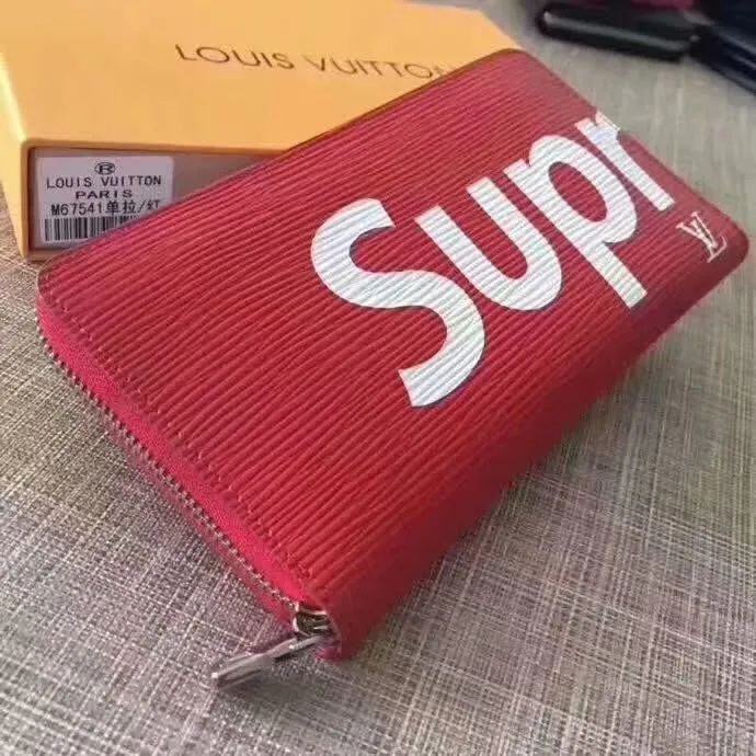 P140 Large M67543 Single Pull Incorporates Supreme's iconic rectangular Box logo into the new Monogram pattern. In addition to the strong collaboration between the two fashion symbols, this special collaboration also symbolizes the passionate dance of New York street style and Louis Vuitton's French elegance. Louis Vuitton embarks on a creative journey of integrating different things to create new highlights. Size 21.11