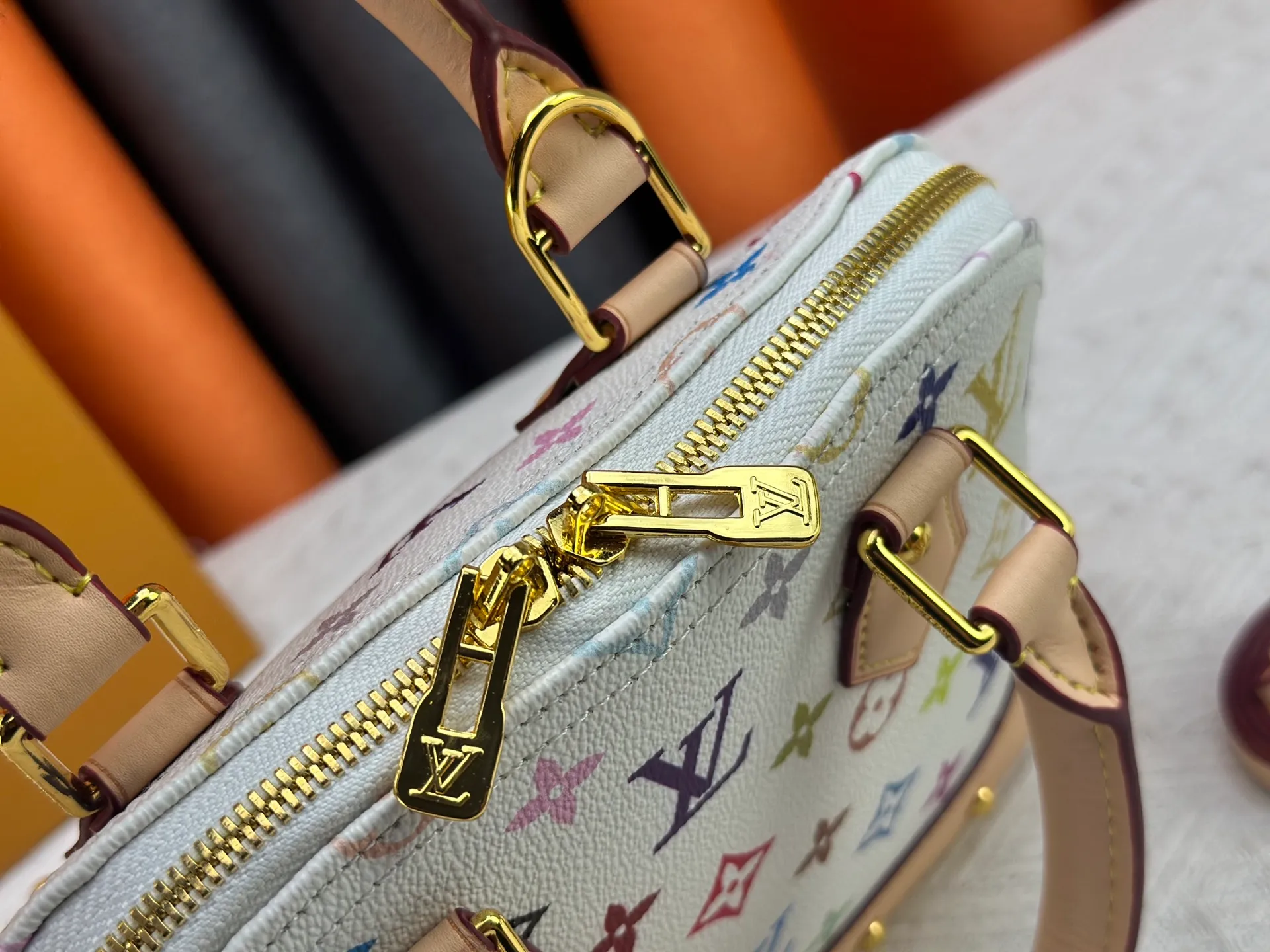 P300 Upgraded original M13078 M53152 This Alma BB handbag exudes the cheerful style of the Louis Vuitton x Murakami collaboration series, cleverly recalling the Art Deco design of the 1930s. Monogram coated canvas renders Murakami's playful tones, while classic calfskin touches the Toron handle, base, detachable shoulder strap and LV x TM key holder. 17.5 x 11.5 x 23.5 cm (height x width x length)