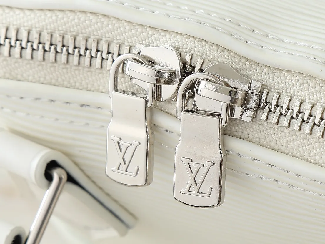 💰220💰Upgraded original M81945 M82411 M82717 This Nano Alma handbag is a pocket-sized version of Louis Vuitton's classic Alma handbag, this time made of iconic Epi grain leather. The compact design has ample space to easily store smartphones, keys, card holders, travel fragrances and other travel essentials. The handles and removable and adjustable shoulder strap allow for a variety of carrying options. Dimensions: 18 x 12 x 8 cm (length x height x width)