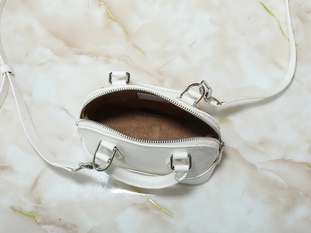 💰220💰Upgraded original M81945 M82411 M82717 This Nano Alma handbag is a pocket-sized version of Louis Vuitton's classic Alma handbag, this time made of iconic Epi grain leather. The compact design has ample space to easily store smartphones, keys, card holders, travel fragrances and other travel essentials. The handles and removable and adjustable shoulder strap allow for a variety of carrying options. Dimensions: 18 x 12 x 8 cm (length x height x width)