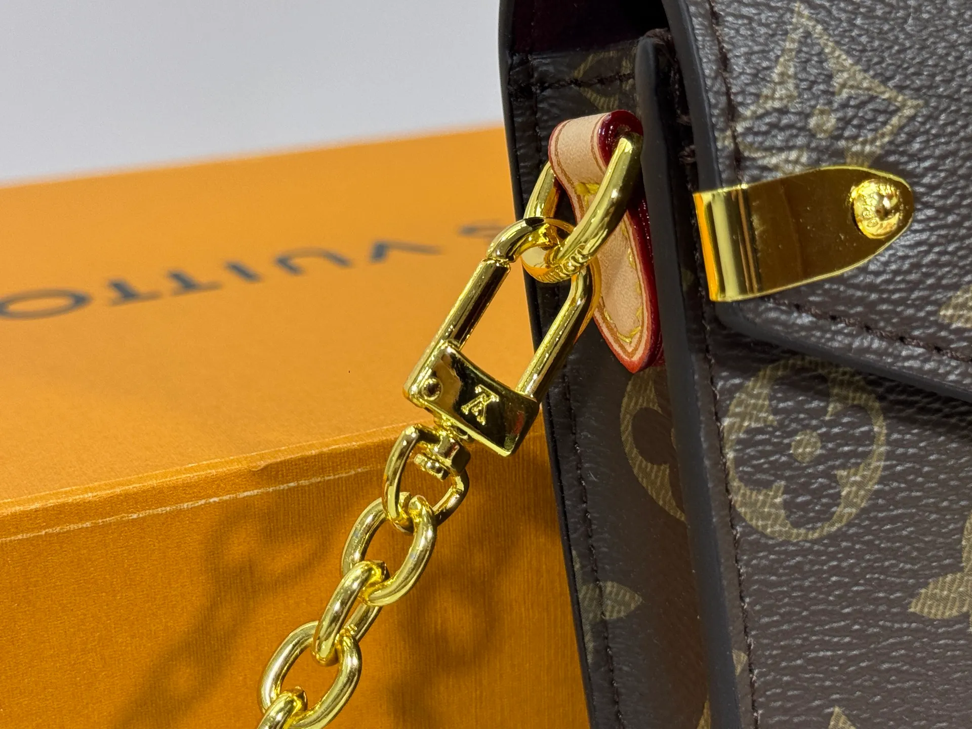 P220 Upgraded original M13572 This Métis mobile phone bag draws inspiration from Louis Vuitton's classic luggage, and is made of a whole piece of Monogram canvas to create an exquisite structure. The S-lock clasp and metal corners speak of the brand's long tradition of boxmaking. Attach the removable chain to instantly be hands-free. Dimensions: 10.4 x 17.5 x 4.0 cm (length x height x width)