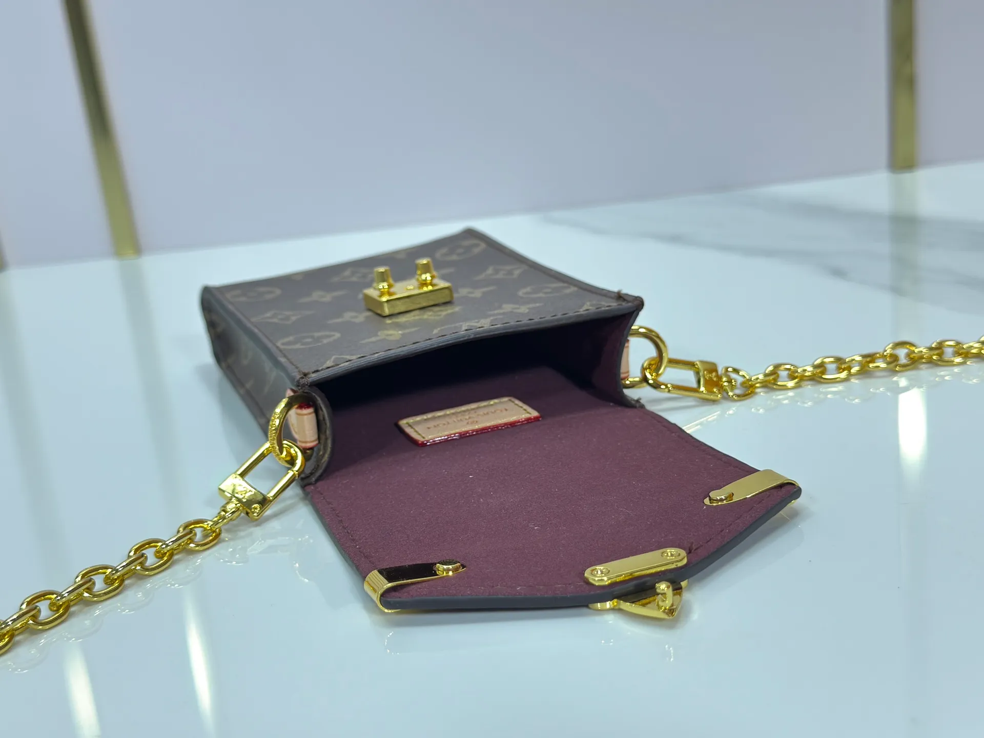 P220 Upgraded original M13572 This Métis mobile phone bag draws inspiration from Louis Vuitton's classic luggage, and is made of a whole piece of Monogram canvas to create an exquisite structure. The S-lock clasp and metal corners speak of the brand's long tradition of boxmaking. Attach the removable chain to instantly be hands-free. Dimensions: 10.4 x 17.5 x 4.0 cm (length x height x width)