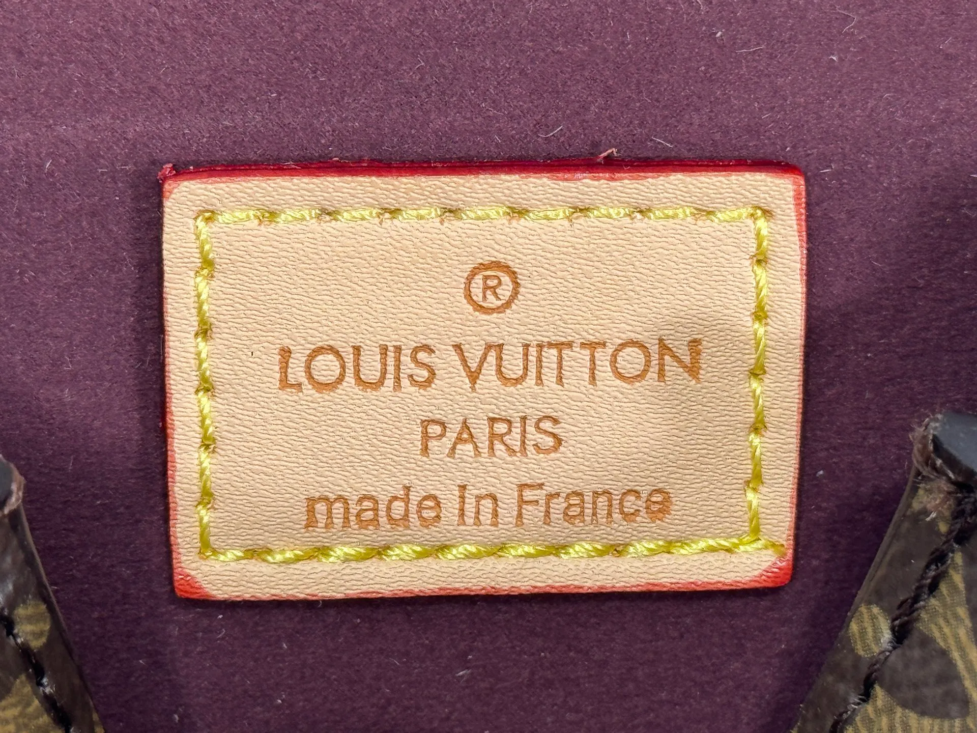 P220 Upgraded original M13572 This Métis mobile phone bag draws inspiration from Louis Vuitton's classic luggage, and is made of a whole piece of Monogram canvas to create an exquisite structure. The S-lock clasp and metal corners speak of the brand's long tradition of boxmaking. Attach the removable chain to instantly be hands-free. Dimensions: 10.4 x 17.5 x 4.0 cm (length x height x width)