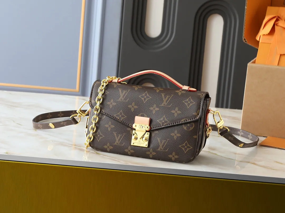 💰220💰M46279 This LV messenger bag comes in a small size. The East West Métis handbag adopts a fashionable shoulder school bag shape, which is full of trend. The compact bag is made from the brand's Monogram canvas, equipped with a chic S-lock closure and stylish top handles, and has a shiny polished surface. Versatile and spacious. The removable long shoulder strap makes it easy to carry on the shoulder or cross-body. It is a good companion for daily travel. Size 21.5x6x13.5cm