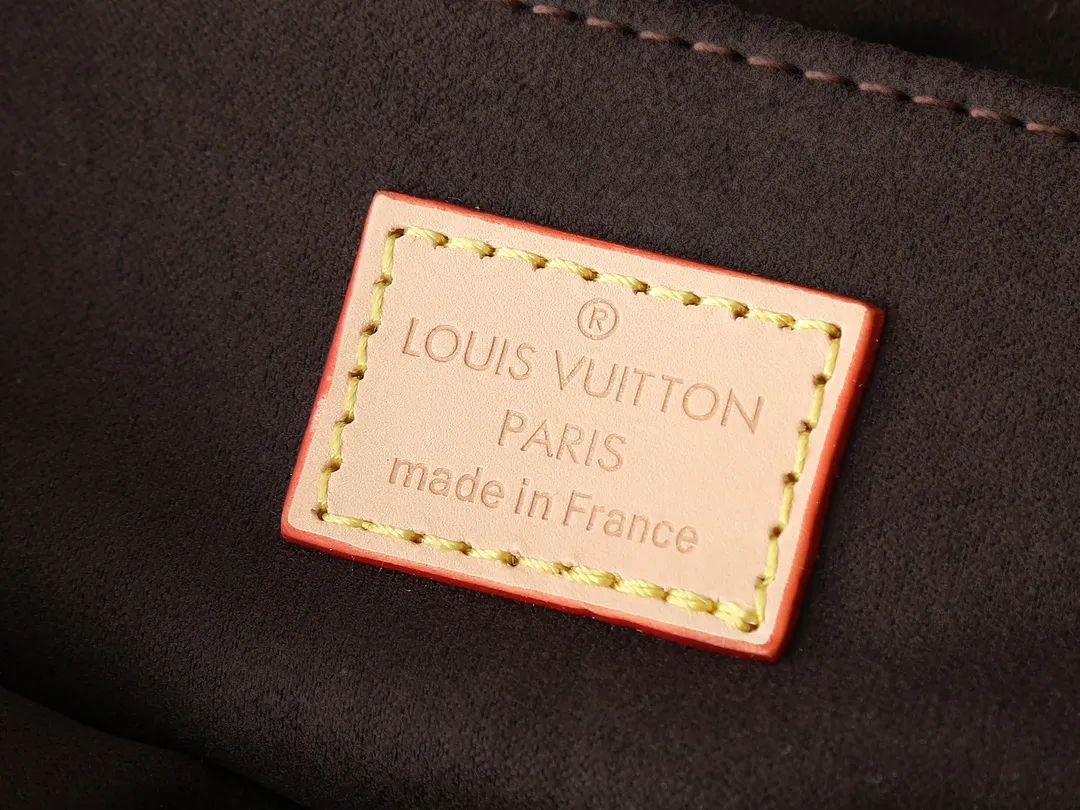 💰220💰M46279 This LV messenger bag comes in a small size. The East West Métis handbag adopts a fashionable shoulder school bag shape, which is full of trend. The compact bag is made from the brand's Monogram canvas, equipped with a chic S-lock closure and stylish top handles, and has a shiny polished surface. Versatile and spacious. The removable long shoulder strap makes it easy to carry on the shoulder or cross-body. It is a good companion for daily travel. Size 21.5x6x13.5cm