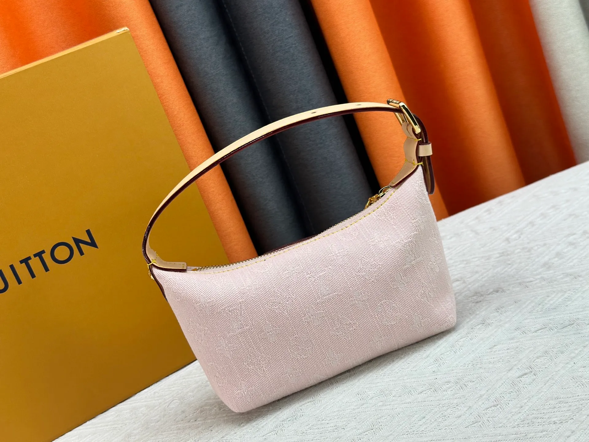 P240 [Official latest model] (Real shot and version matching method) M82949 lv Murakami Takashi co-branded NANOSPEEDY handbag This Nano Speedy handbag combines Monogram canvas and cow leather trim printing, with 33 colorful colors to interpret white, three-color and black three-color. It has been launched in twelve sections and is very popular around the world and is loved by celebrities and celebrities. 20.5 x 6 x 16 cm (length x height x width)