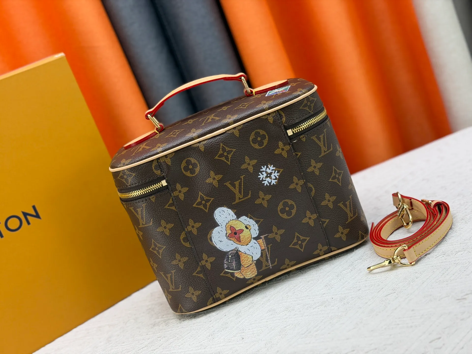 P280 upgraded original version🔥Double-sided color changing leather🔥M42265 M26647 Small is beautiful. Inspired by the iconic Nice cosmetic bag, this elegant toiletry bag is a statement piece for carrying your beauty essentials. A hidden zipper pocket on the inside of the flap can store valuable personal items. Dimensions: 24.0 x 18.0 x 14.5 cm (length x height x width)