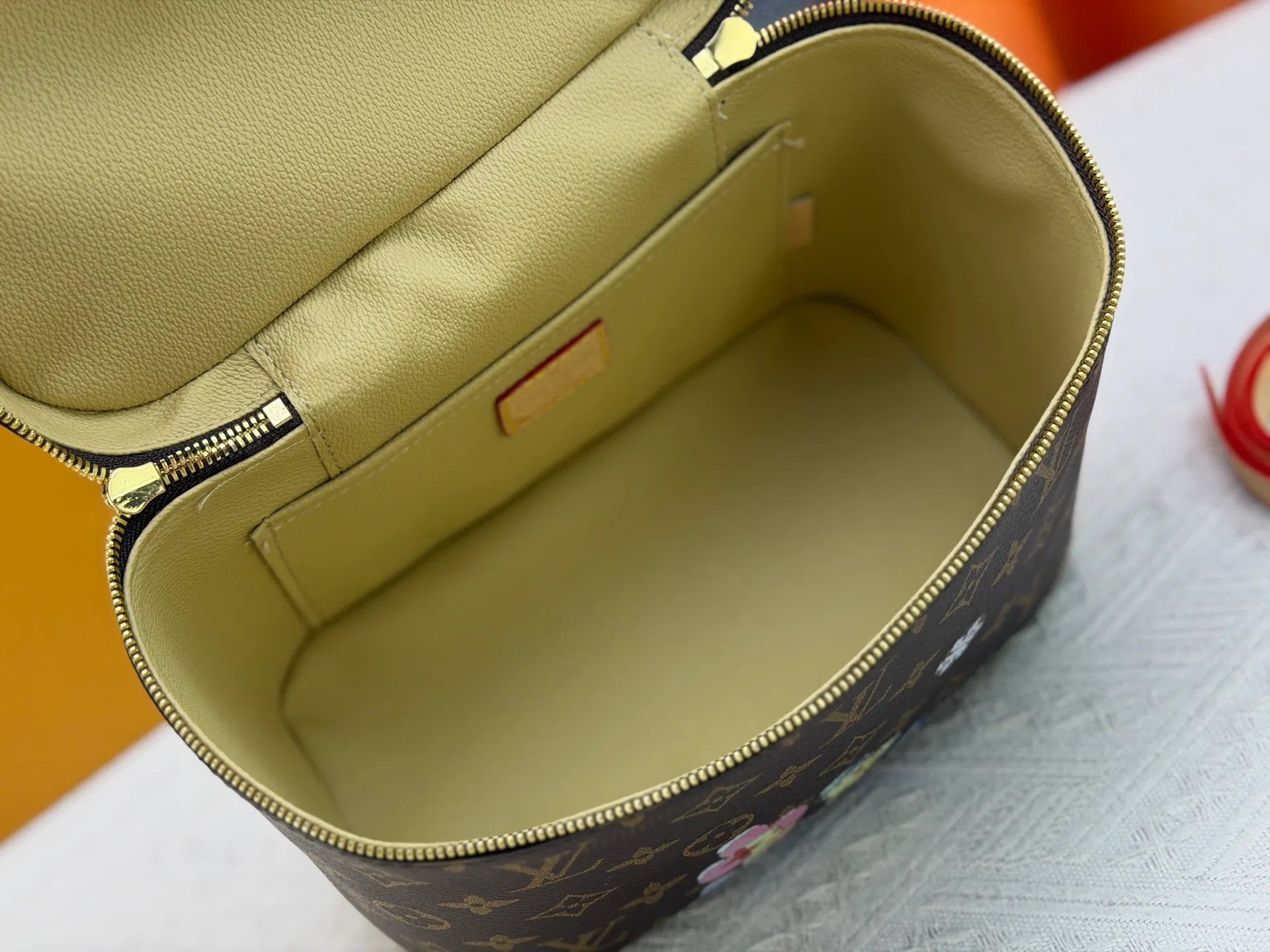 P280 upgraded original version🔥Double-sided color changing leather🔥M42265 M26647 Small is beautiful. Inspired by the iconic Nice cosmetic bag, this elegant toiletry bag is a statement piece for carrying your beauty essentials. A hidden zipper pocket on the inside of the flap can store valuable personal items. Dimensions: 24.0 x 18.0 x 14.5 cm (length x height x width)
