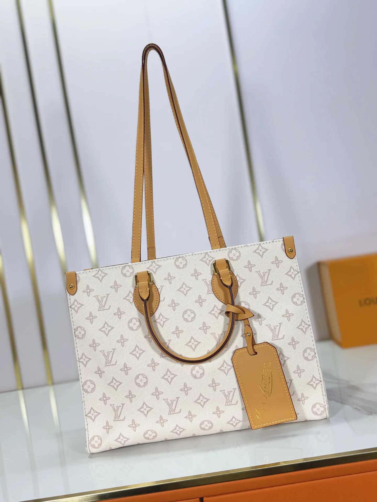 P260 Upgraded original M28289 M45495 M44571 To celebrate the 130th anniversary of the Louis Vuitton Monogram pattern, this OnTheGo medium handbag chooses Monogram Origine Bleu Courrier pattern canvas to reinterpret the classic elements from a retro perspective. The shoulder straps, handles and address plaque are cut out of cowhide, and the striped lining and pockets open to reveal. Zipper bag securely stores valuables. Dimensions: 35 x 27 x 14 (cm) ((length x height x width)