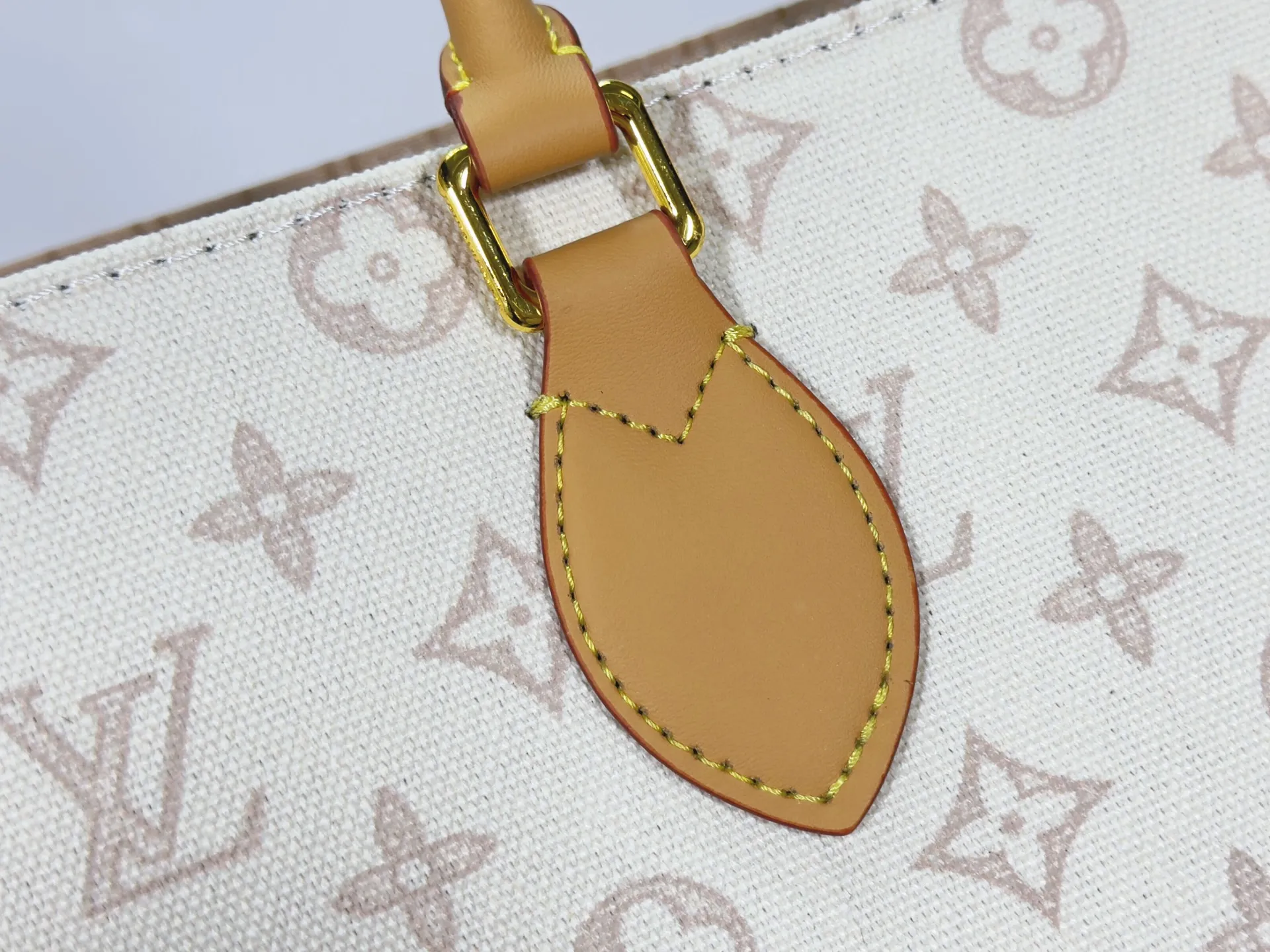 P260 Upgraded original M28289 M45495 M44571 To celebrate the 130th anniversary of the Louis Vuitton Monogram pattern, this OnTheGo medium handbag chooses Monogram Origine Bleu Courrier pattern canvas to reinterpret the classic elements from a retro perspective. The shoulder straps, handles and address plaque are cut out of cowhide, and the striped lining and pockets open to reveal. Zipper bag securely stores valuables. Dimensions: 35 x 27 x 14 (cm) ((length x height x width)