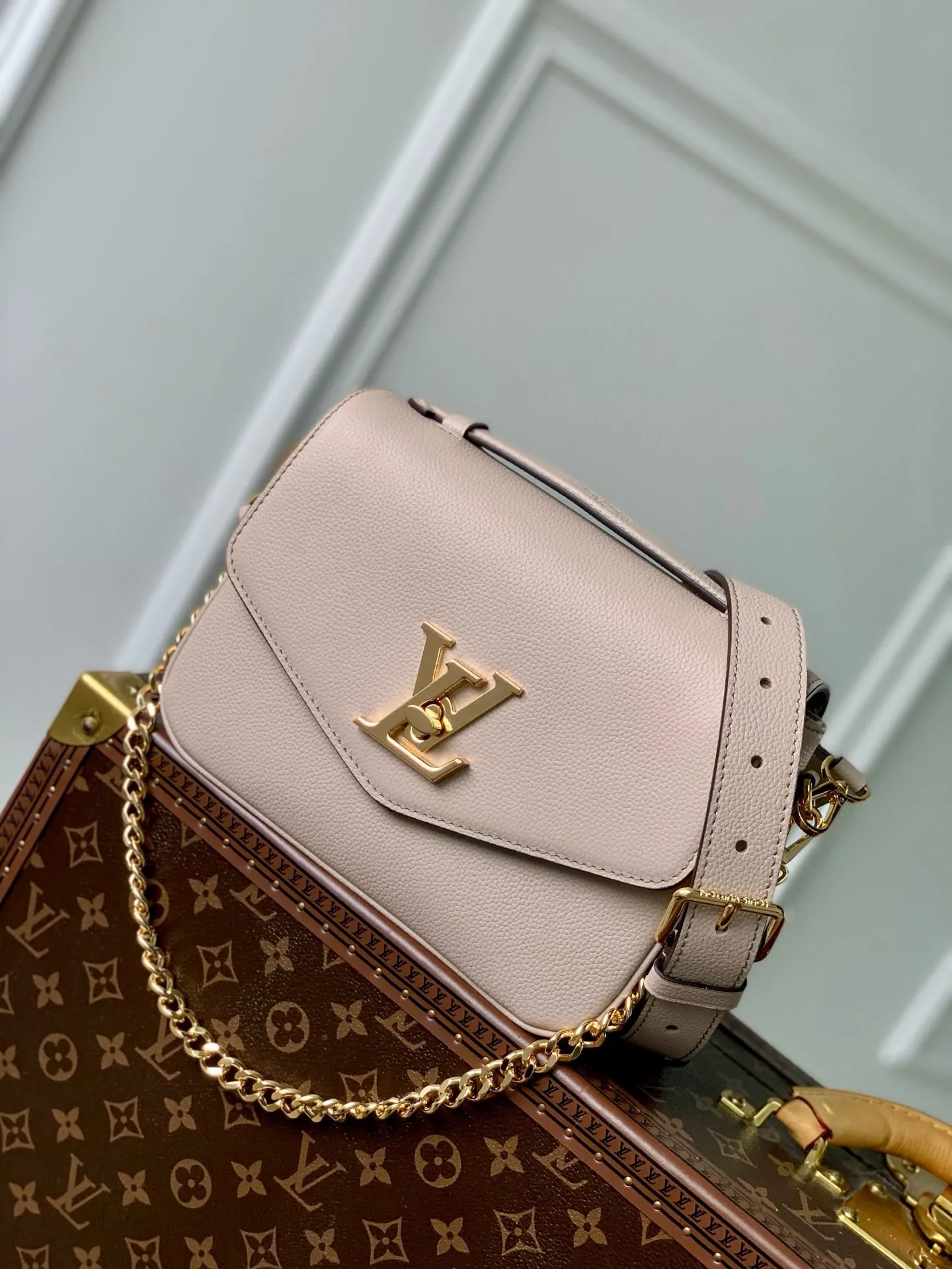 💰1140 (top layer leather) top original M22792 Oxford handbag is made of soft grain leather, with dazzling metal parts to highlight the brand style. The detachable chain and adjustable leather strap allow for a variety of carrying options, adding a dynamic feel to everyday life and day and night occasions. 22.0 x 16.0 x 9.5 cm (length x height x width)