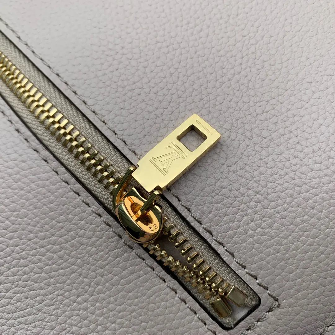 💰1140 (top layer leather) top original M22792 Oxford handbag is made of soft grain leather, with dazzling metal parts to highlight the brand style. The detachable chain and adjustable leather strap allow for a variety of carrying options, adding a dynamic feel to everyday life and day and night occasions. 22.0 x 16.0 x 9.5 cm (length x height x width)