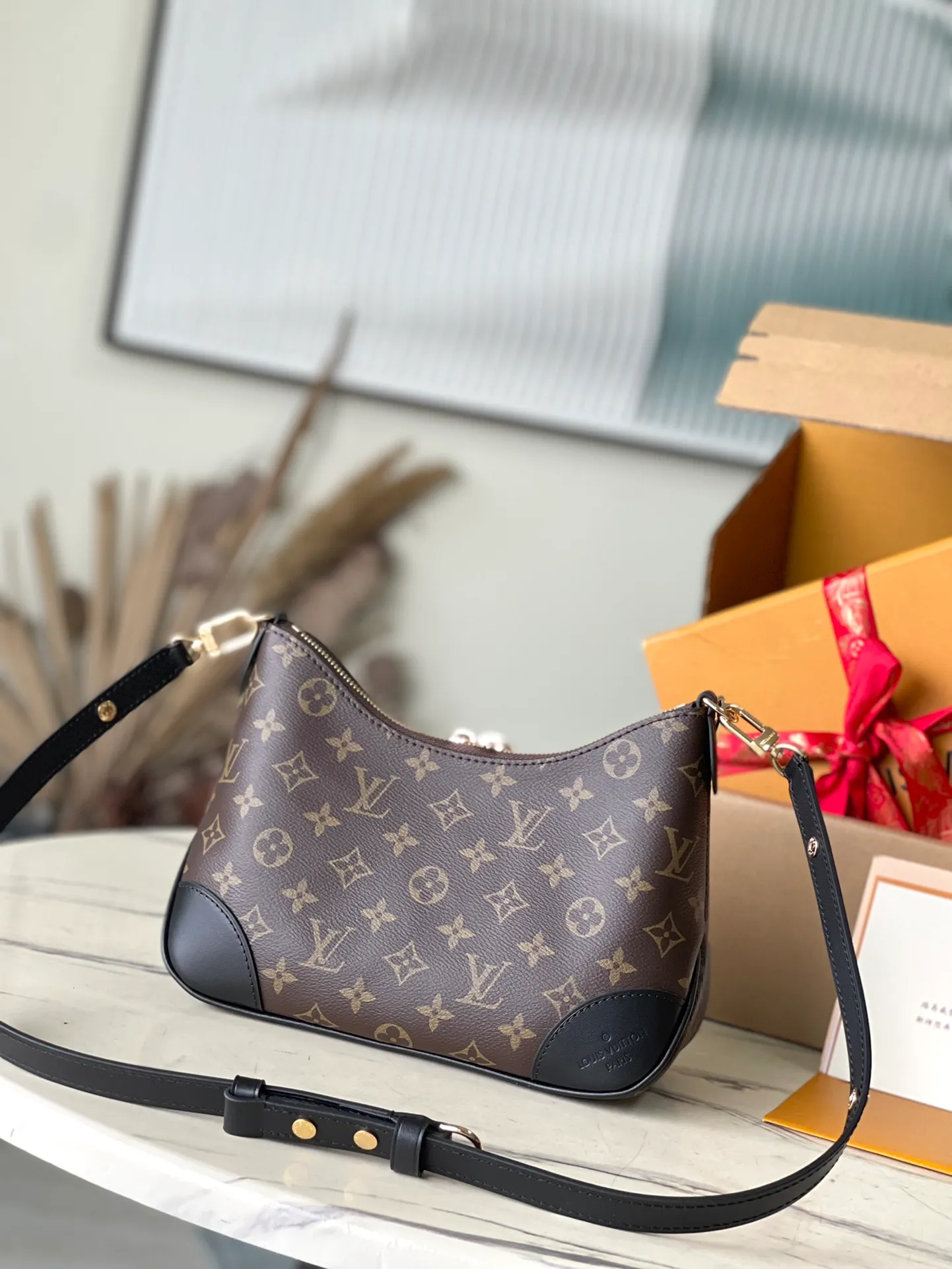 💰760 (steel chain) top original single M45831, black leather, hand-held, cross-body, armpit, back and other uses in one [good] showing a casual, versatile and gentle style, no pressure for daily outings, practical style with eyes closed😝 Size: 29×9.5×16cm