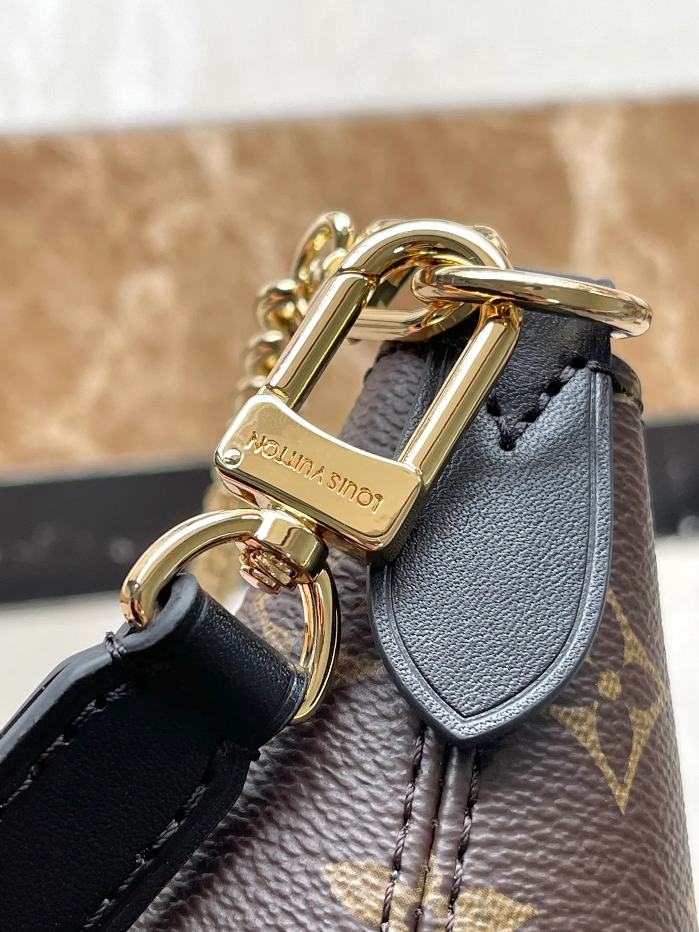 💰760 (steel chain) top original single M45831, black leather, hand-held, cross-body, armpit, back and other uses in one [good] showing a casual, versatile and gentle style, no pressure for daily outings, practical style with eyes closed😝 Size: 29×9.5×16cm